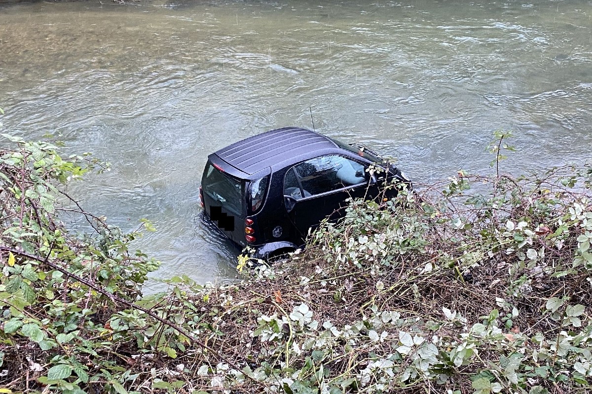 Der ungesicherte Smart landete bei Füllinsdorf in die Ergolz.