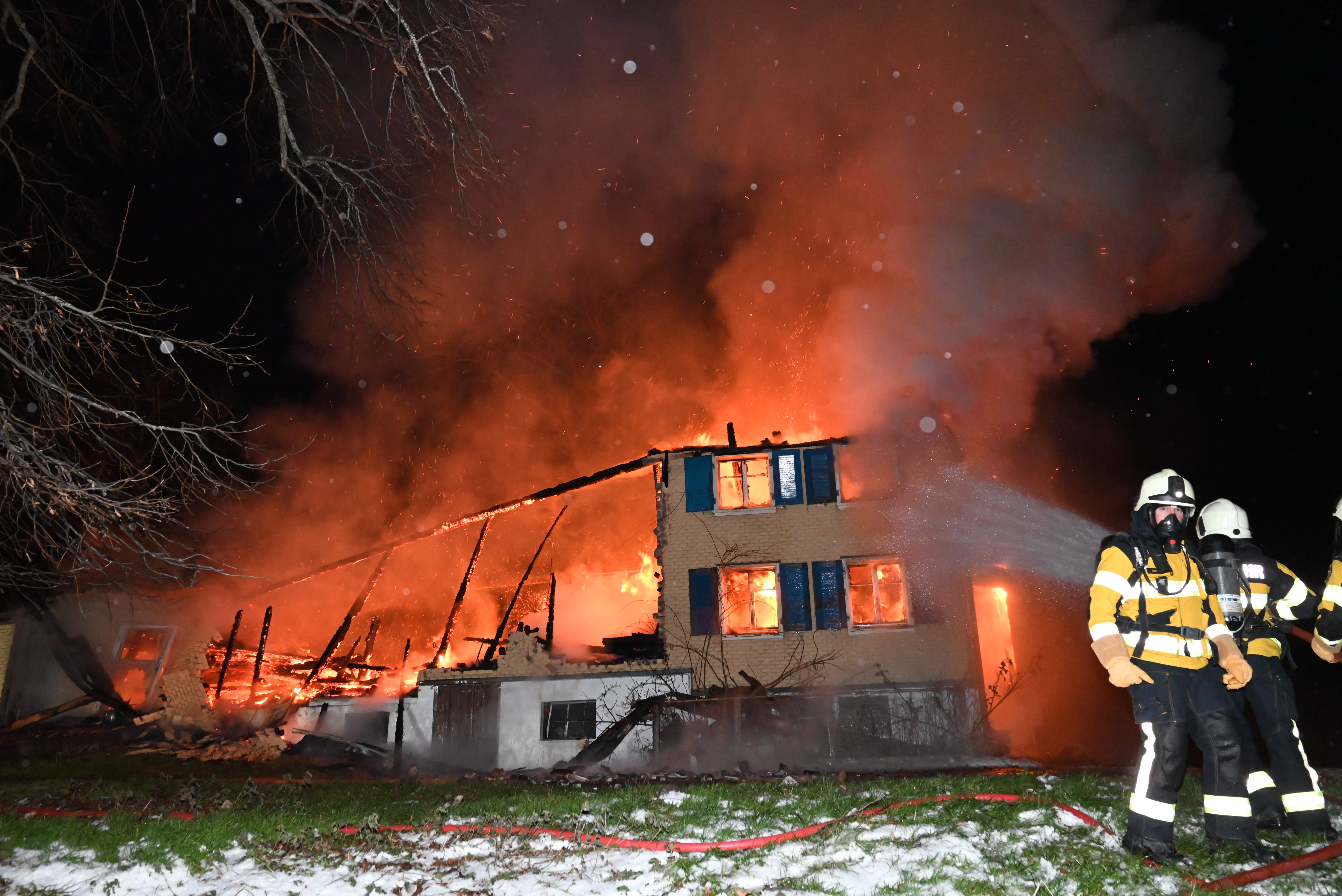 Wohnhauses bei Brand komplett zerstört