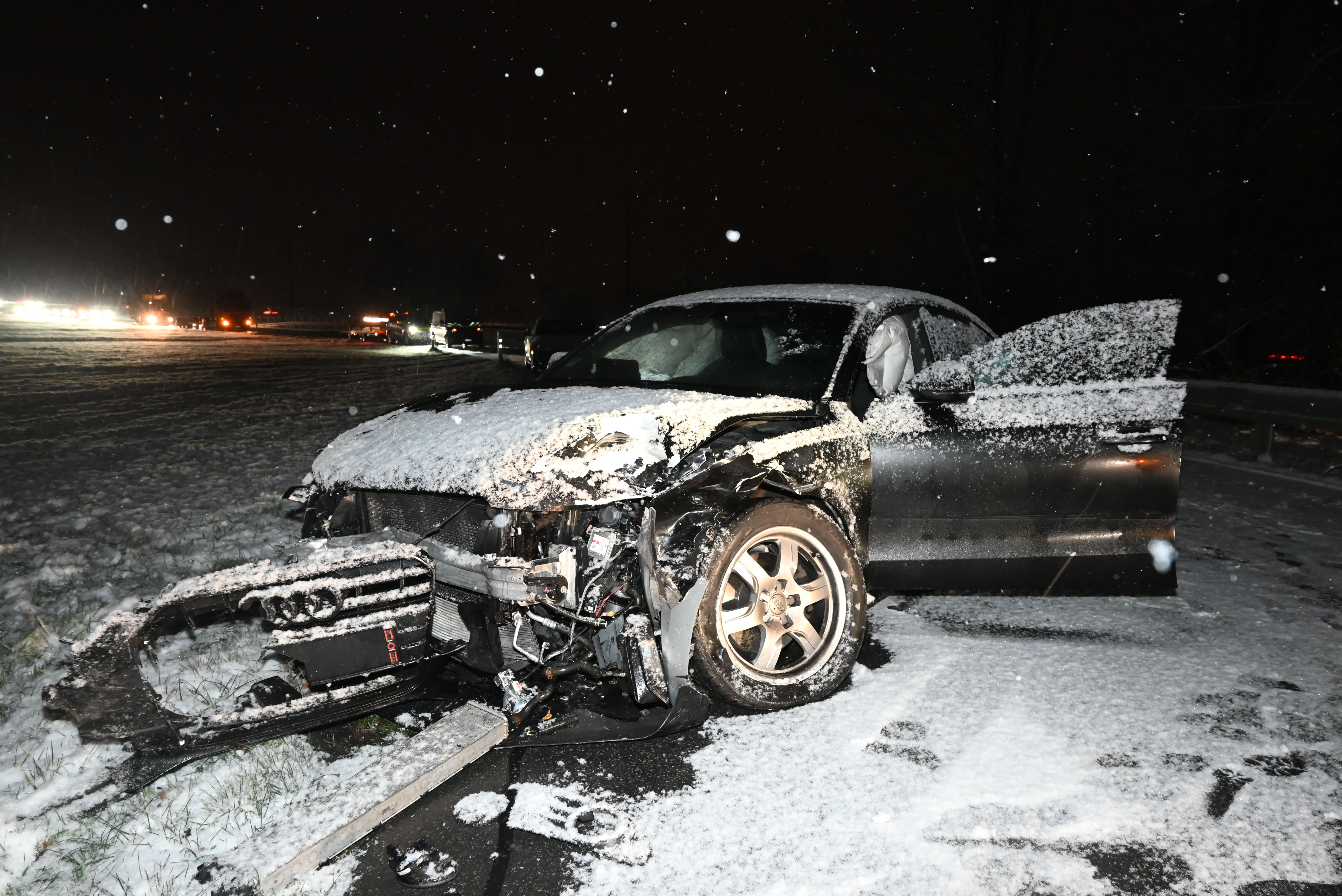 Frontalkollision zwischen 3 Fahrzeugen auf schneebedeckter Strasse