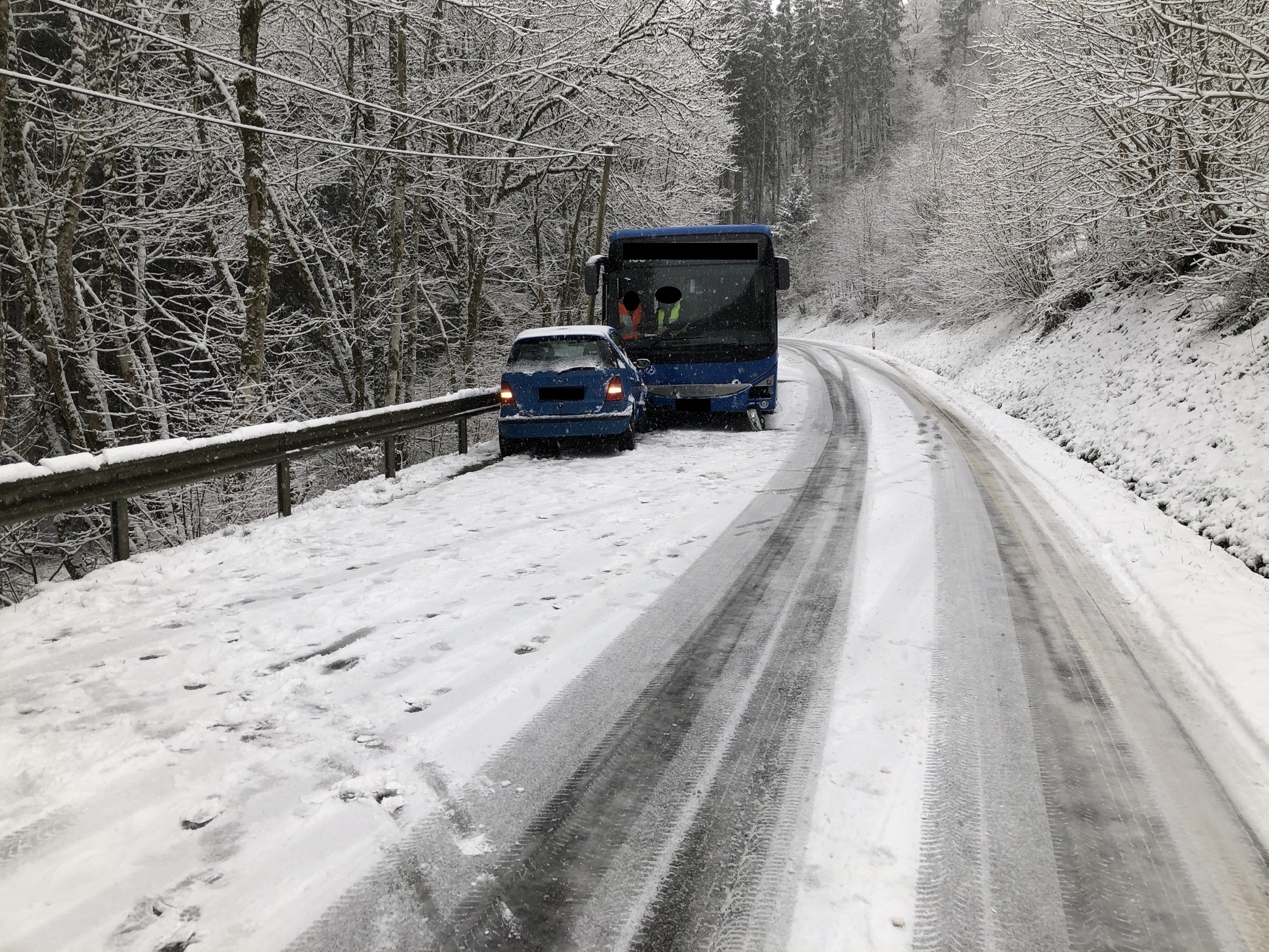 Prüm – Schneefall und Glätte sorgen für Verkehrsunfälle und Verkehrsbehinderungen