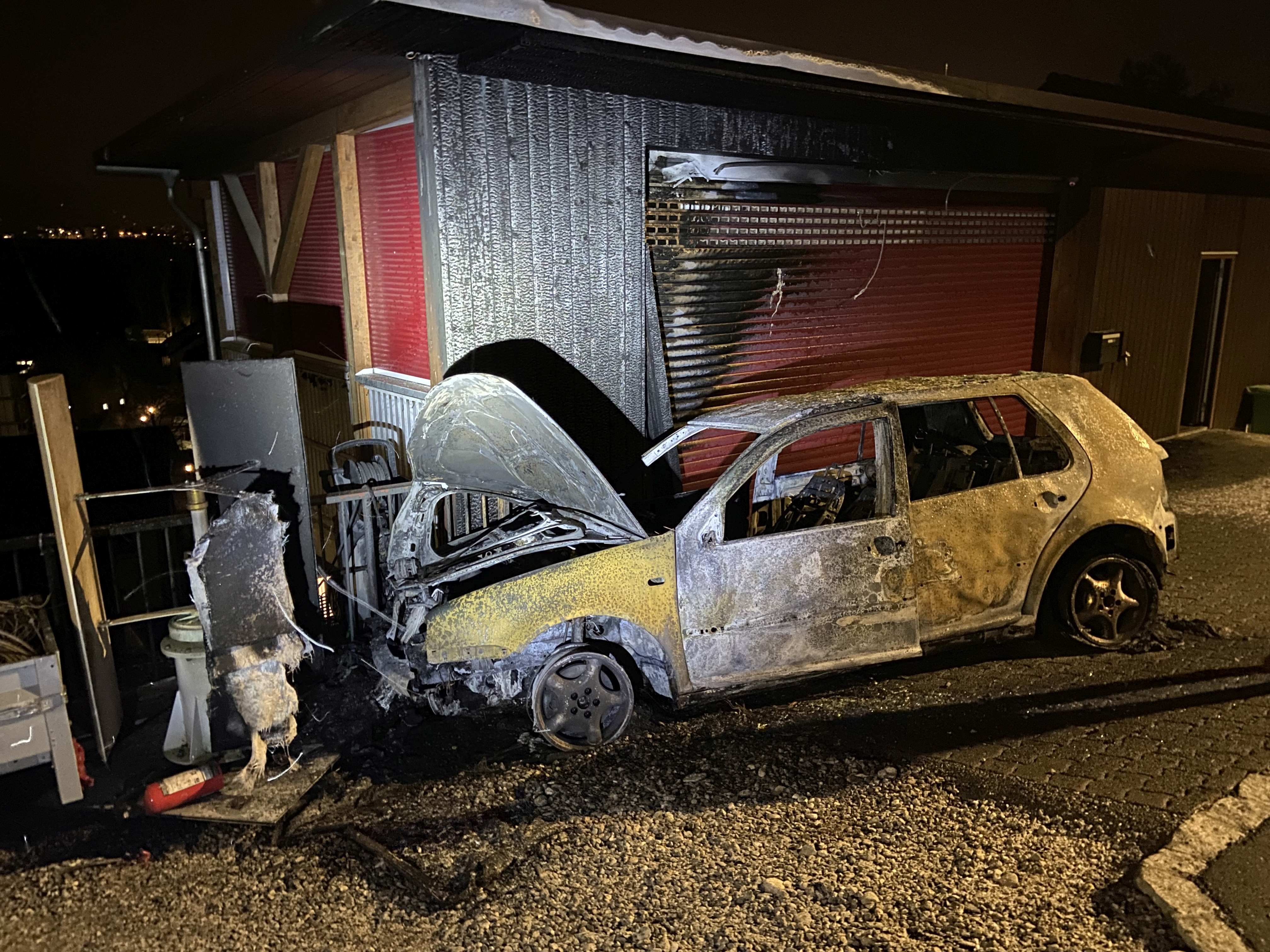 Brugg AG – VW Golf vor Garage ausgebrannt