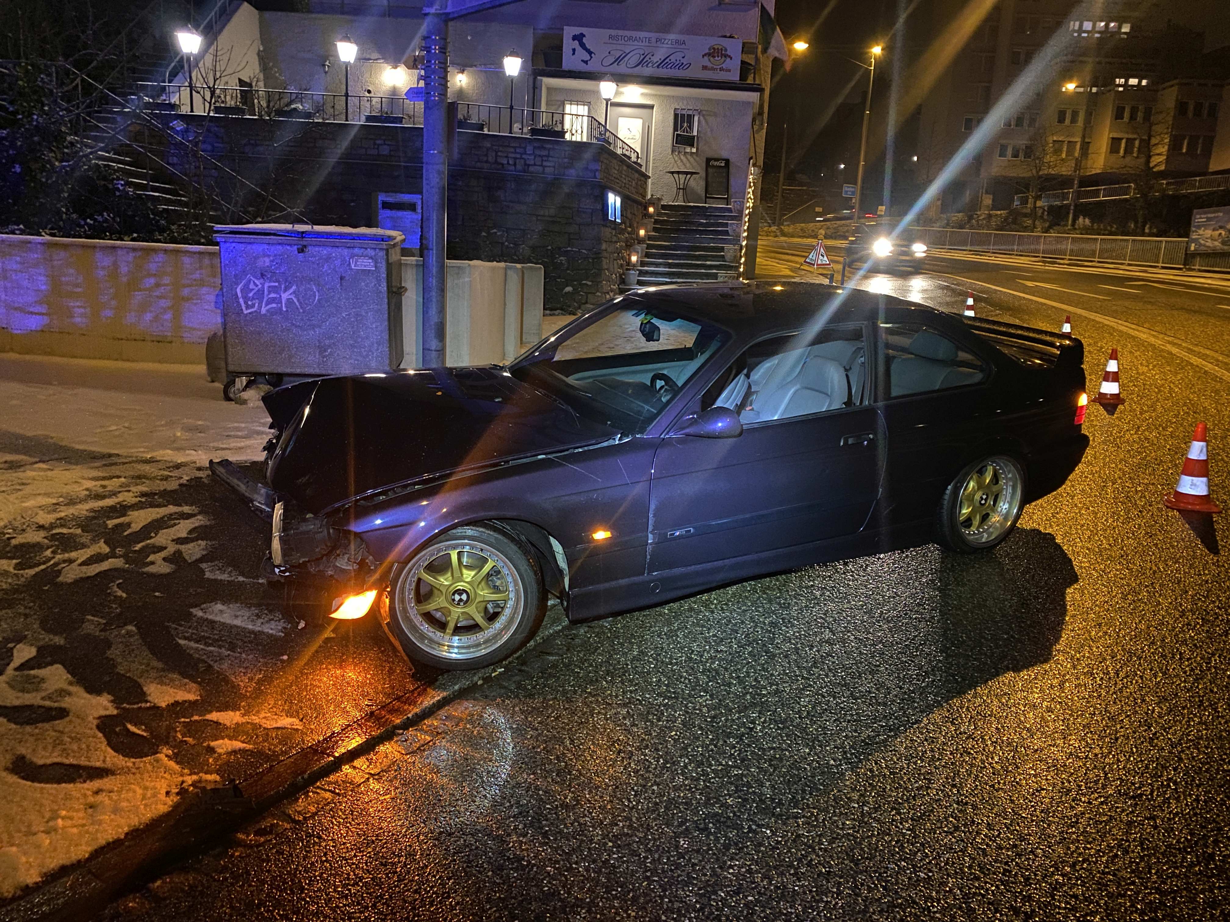 Baden AG – Heck ausgebrochen und in Hauseingang gekracht