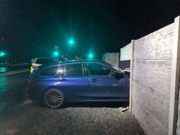 Wolfsburg-Neindorf – PKW kommt von der Fahrbahn ab und prallt gegen eine Mauer