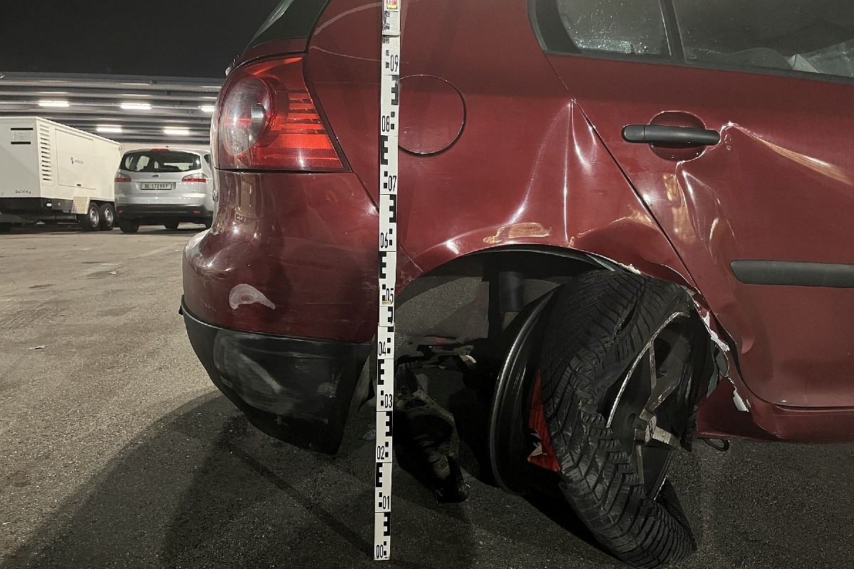 Unfall in Pratteln BL - BMW fährt auf der A2 auf Golf auf