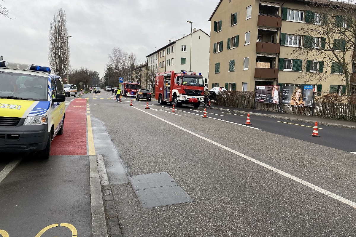 Birsfelden BL - Bei Selbstunfall in Hausmauer gekracht