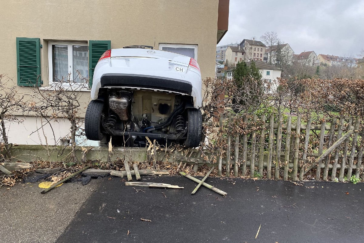 Birsfelden BL - Bei Selbstunfall in Hausmauer gekracht