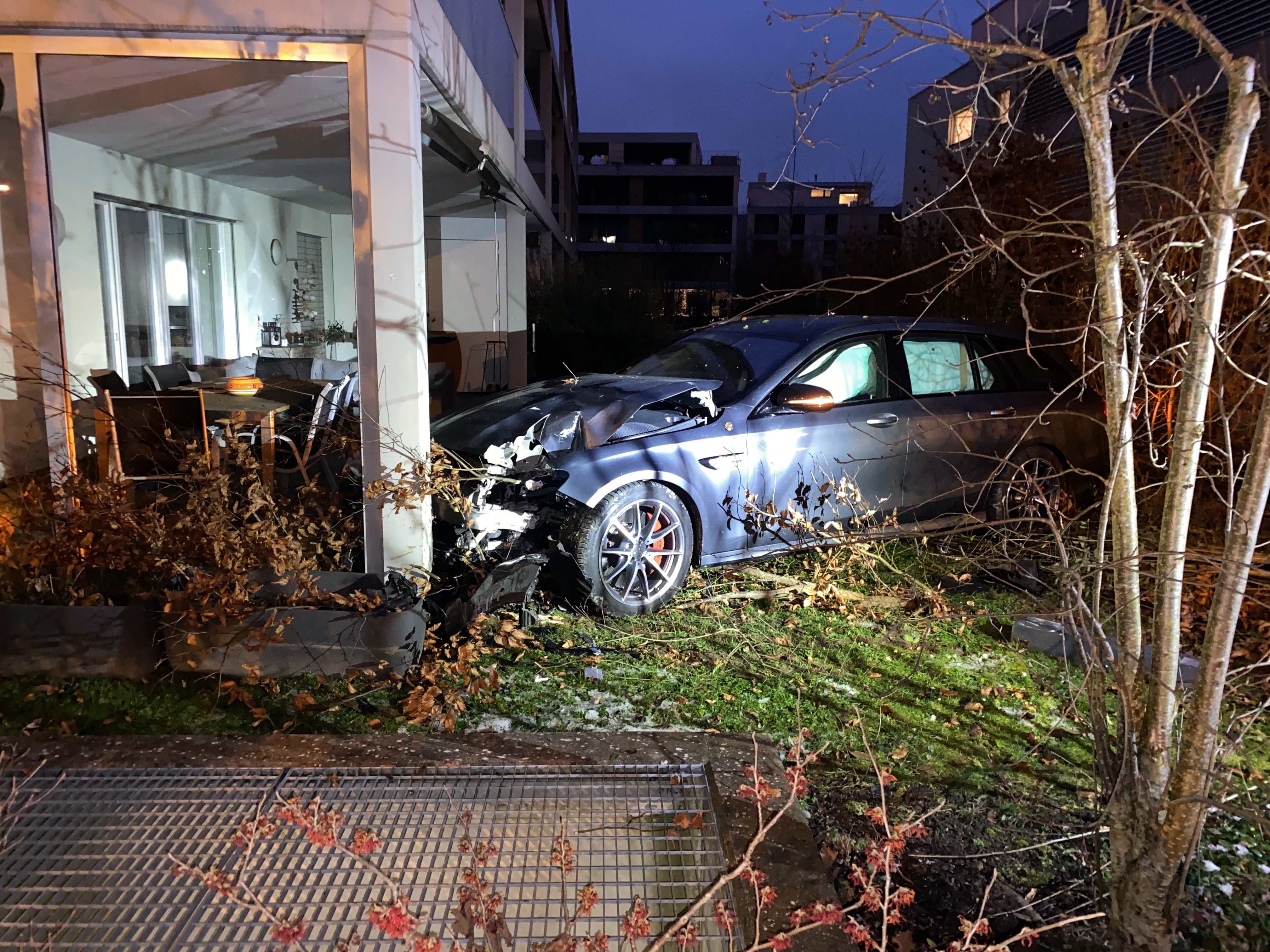 Mit Mercedes auf Terrasse gegen Pfeiler geprallt