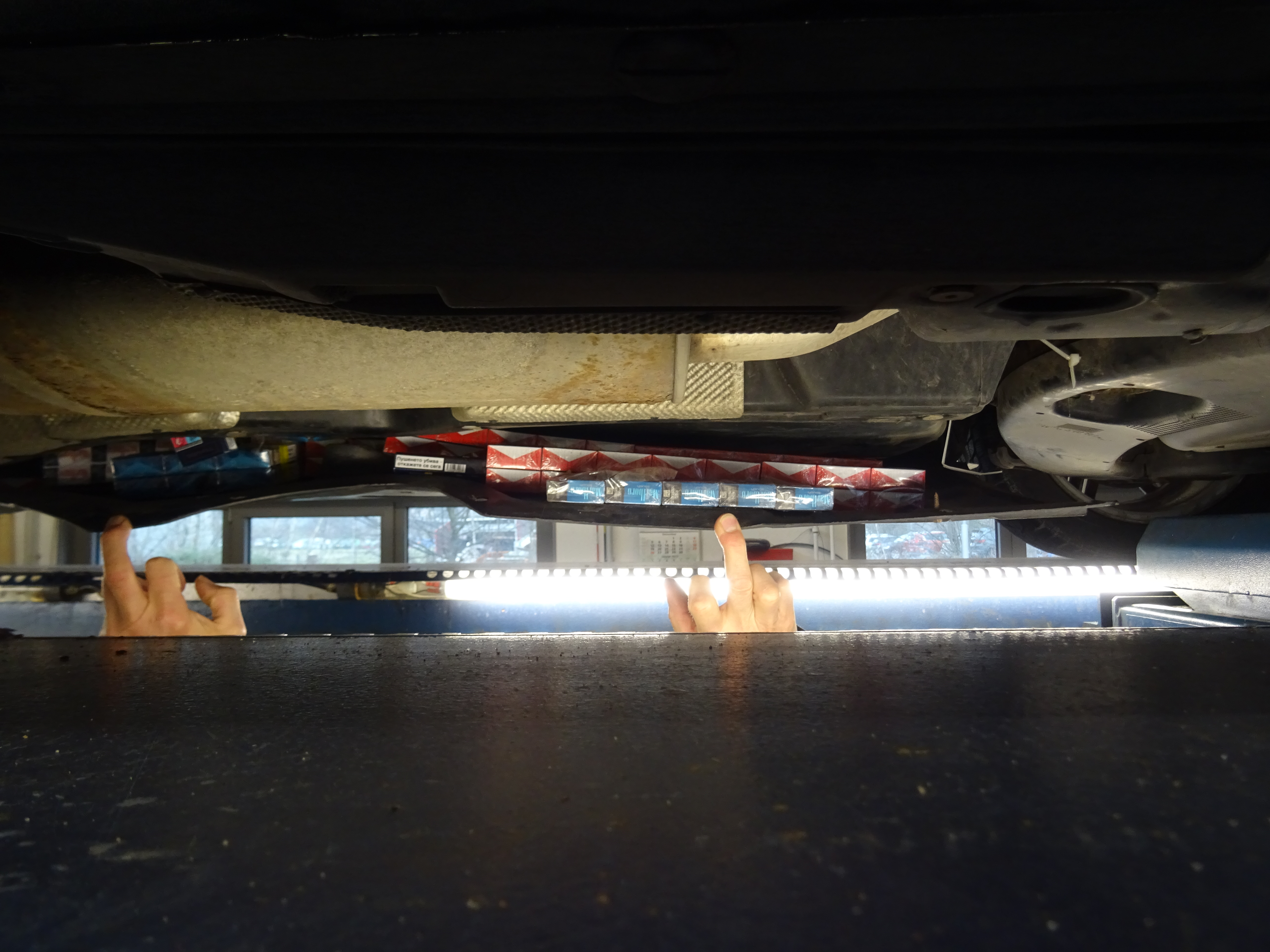 Stoßstange, Staufach und Co. – Nürnberger Zoll findet 50.000 Zigaretten