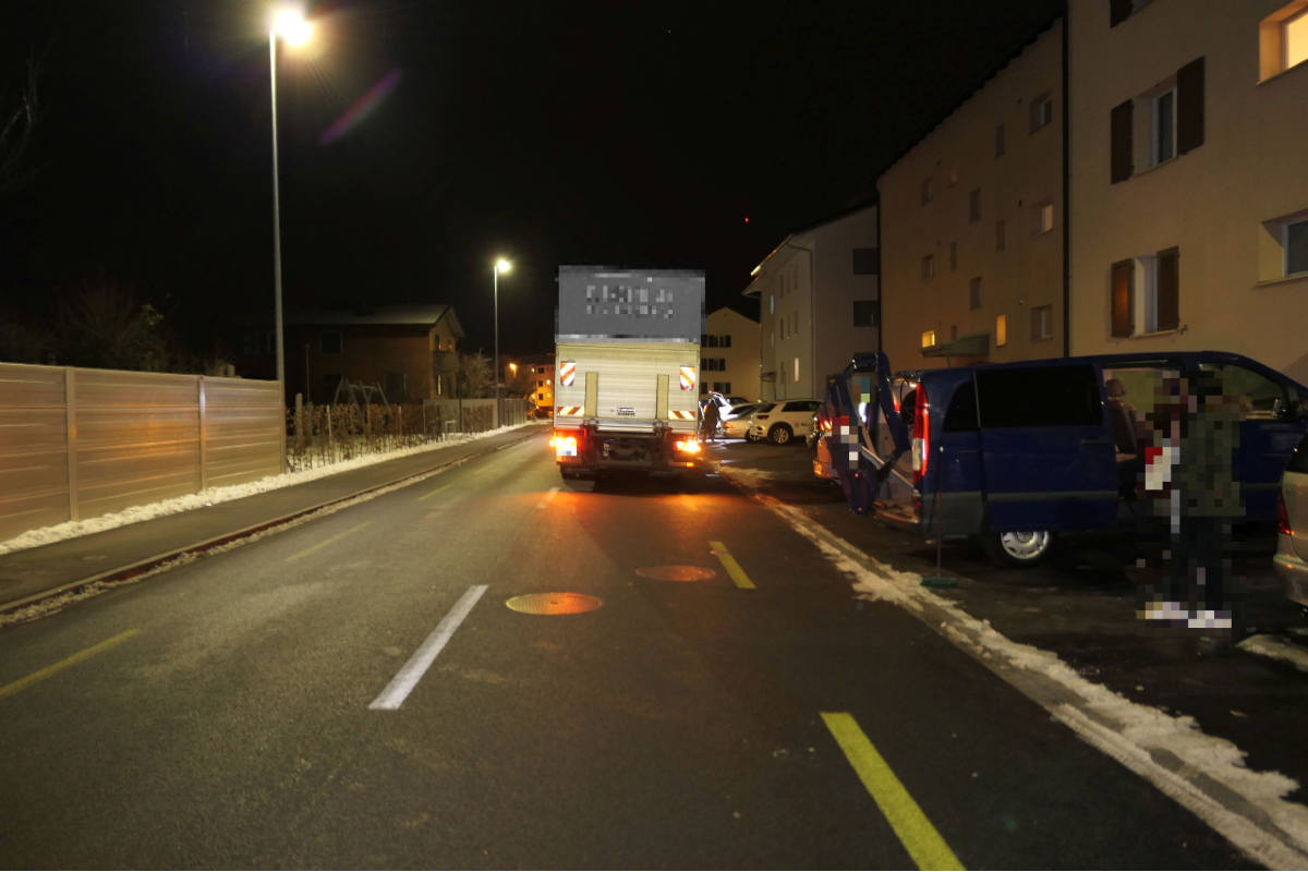 Unfall in Niederurnen GL - Lastwagen prallt in Personenwagen mit offener Heckklappe