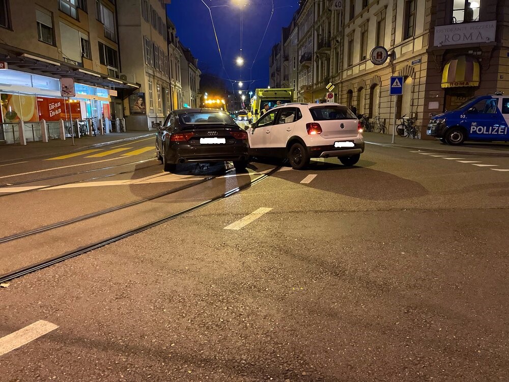 Stadt Basel – Kollision im Verzweigungsgebiet fordert 2 teils schwer verletzte Personen