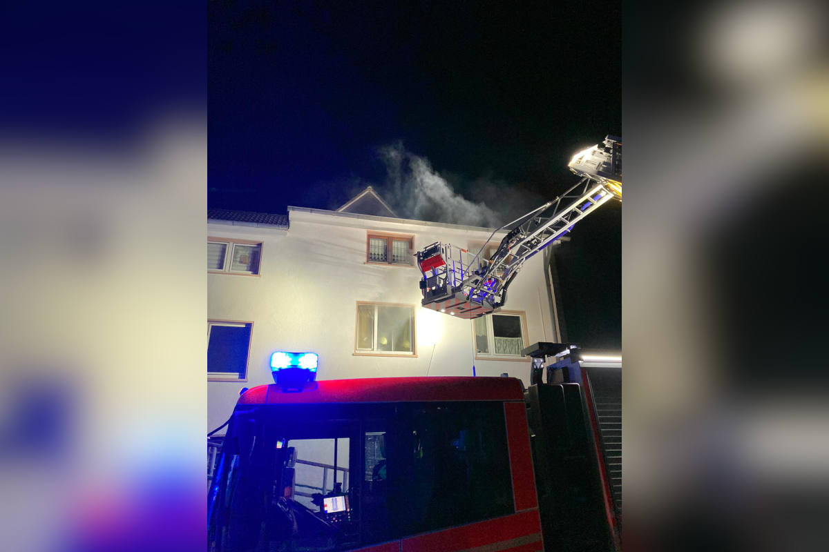 Bergisch Gladbach – Zimmerbrand in Mehrfamilienhaus in der Stadtmitte