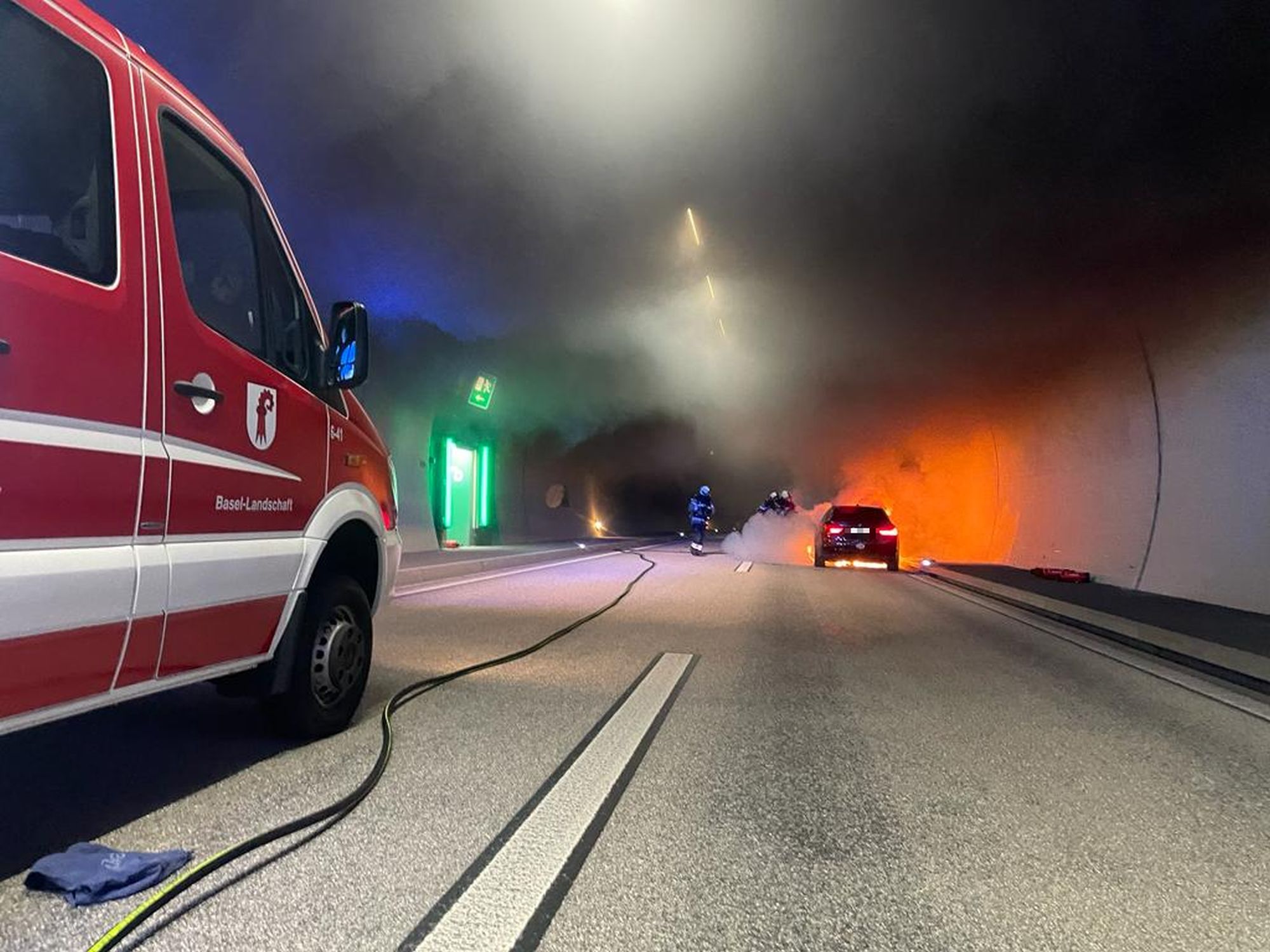 Fahrzeugbrand auf der A2 im Belchentunnel – grosse Verkehrsbehinderungen