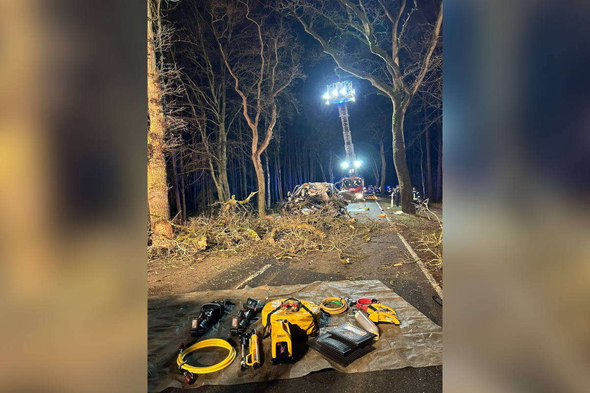 Splietau – VW-Transporter kollidiert frontal mit Baum – Fahrer verstirbt an Unfallstelle