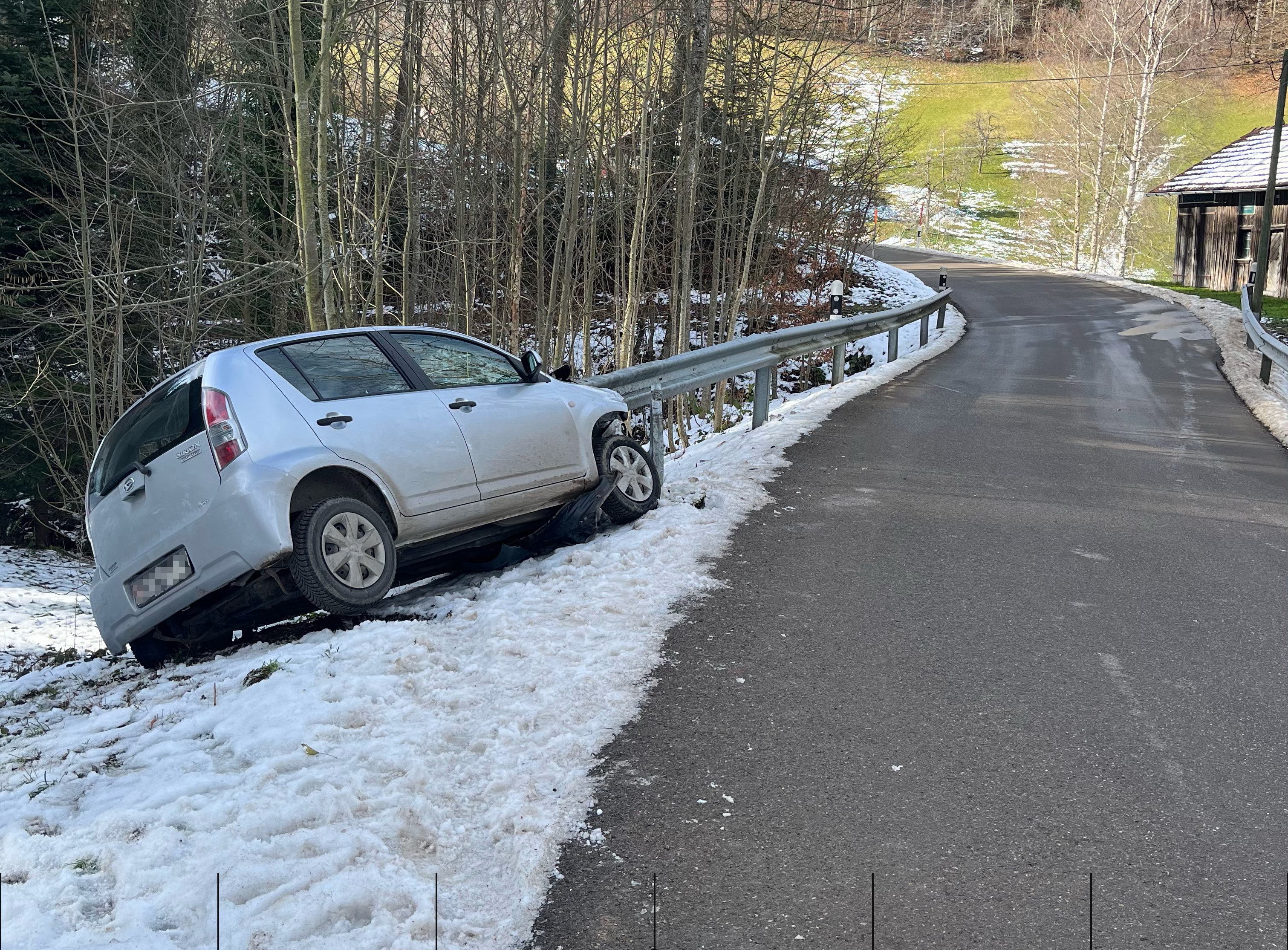 Neckertal SG – In Kurve die Kontrolle verloren und in Leitplanke geprallt