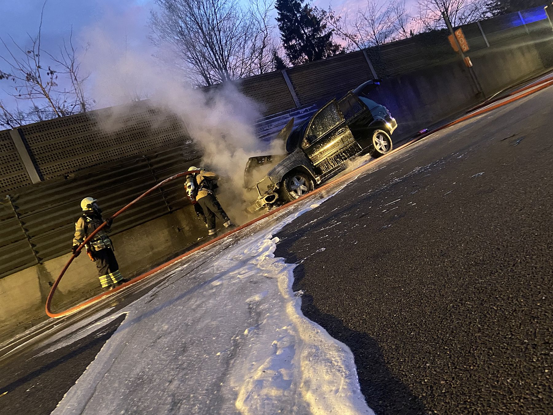 Fahrzeugbrand erfordert Feuerwehreinsatz auf der A22