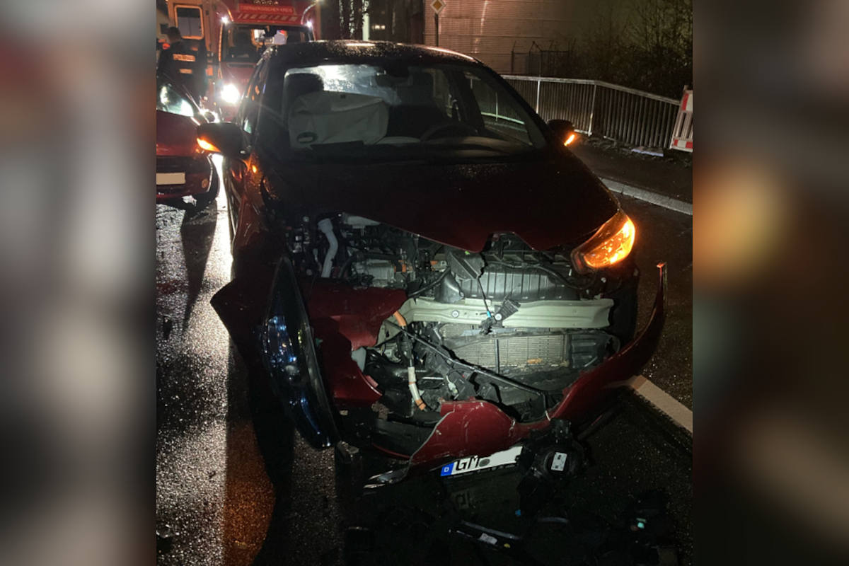 Bergneustadt – Zwei Autos nach Unfall nicht mehr fahrbereit