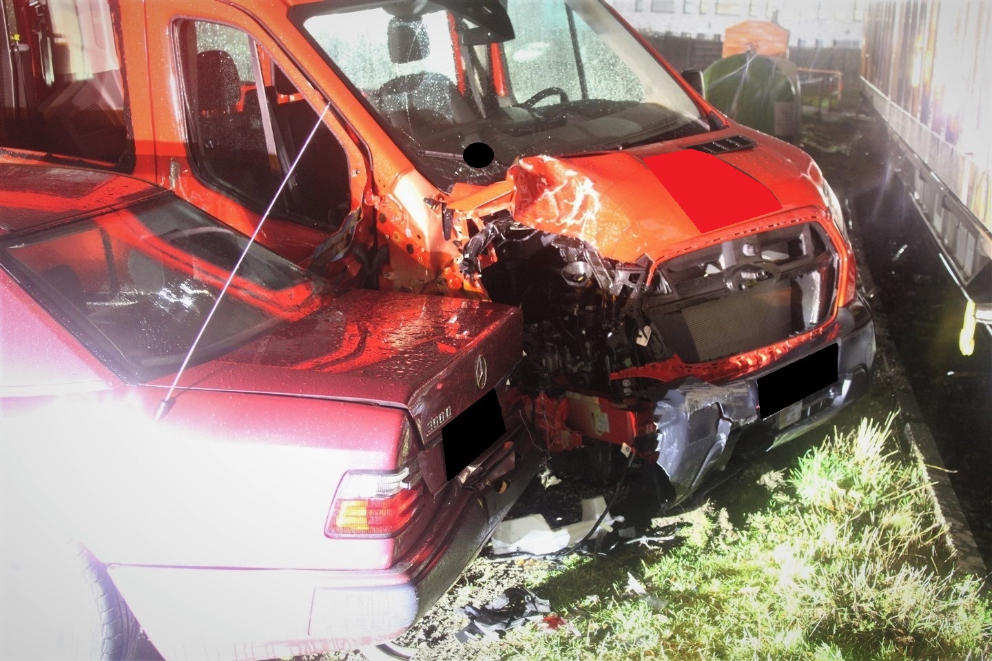 Minden – Kleinbus kollidiert mit Güterzug