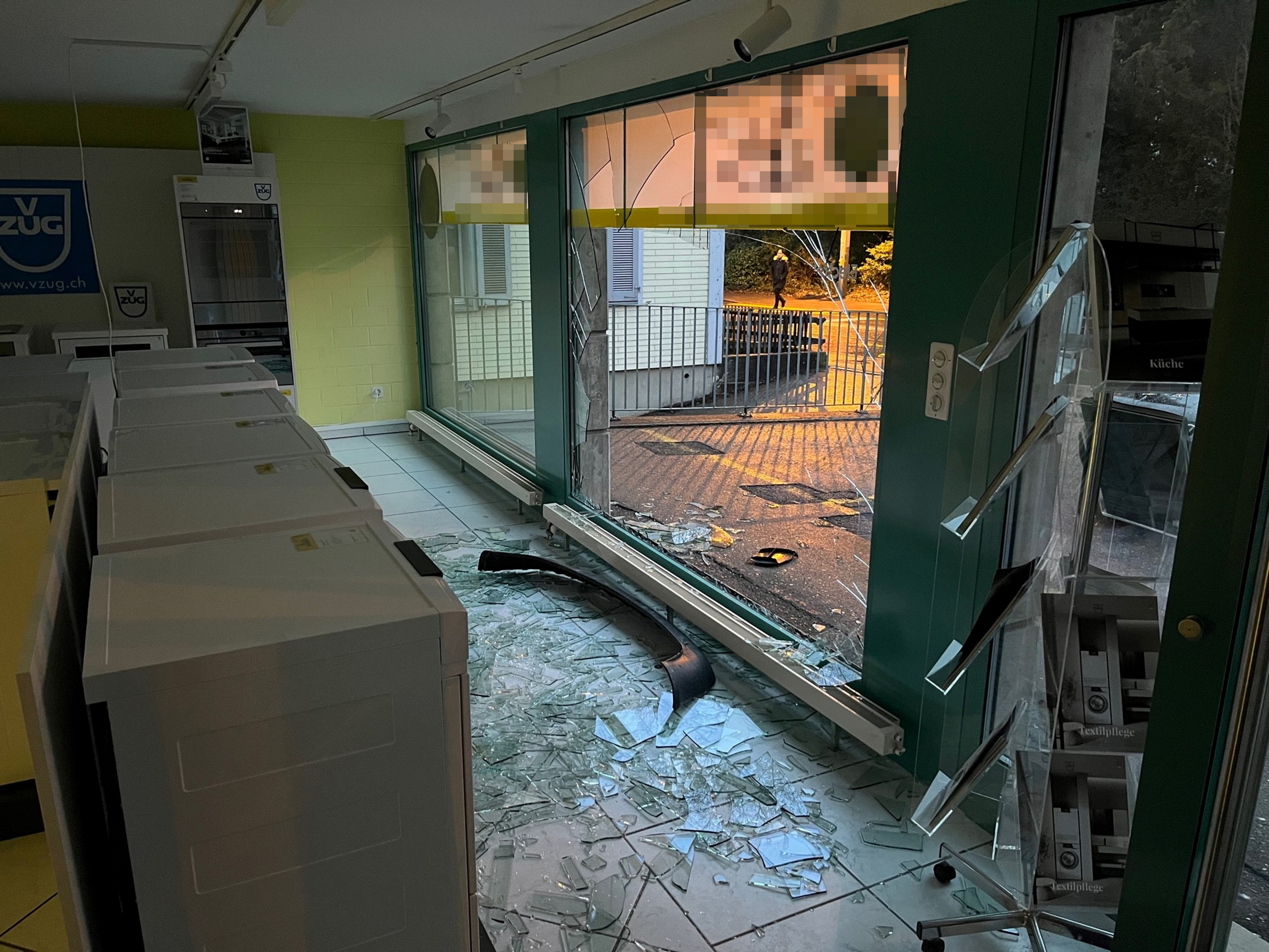 Wattwil SG – Fahrunfähig und ohne Führerausweis in Schaufenster geprallt