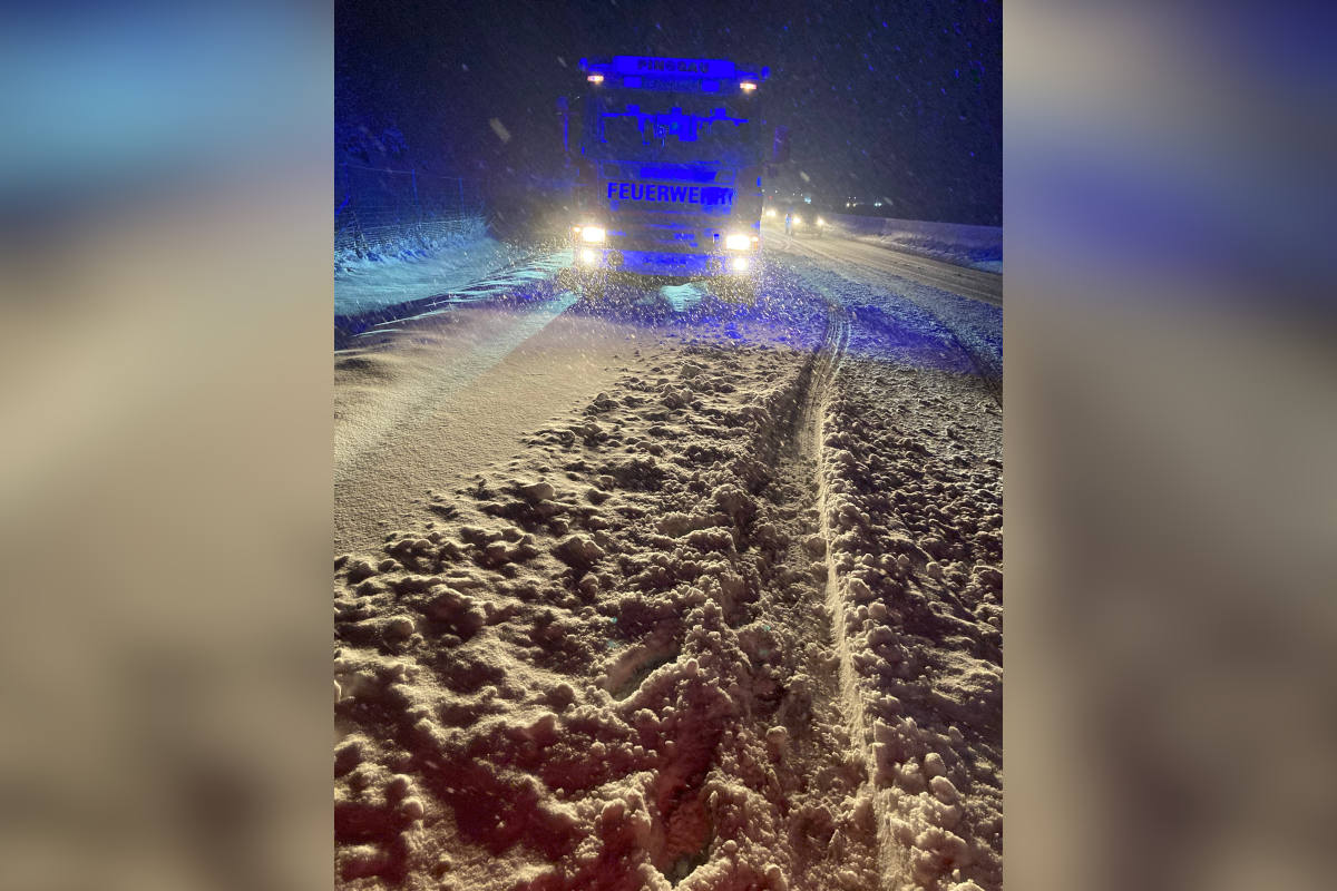 A2 Schäffern – Lkw blockierten verschneite Autobahn