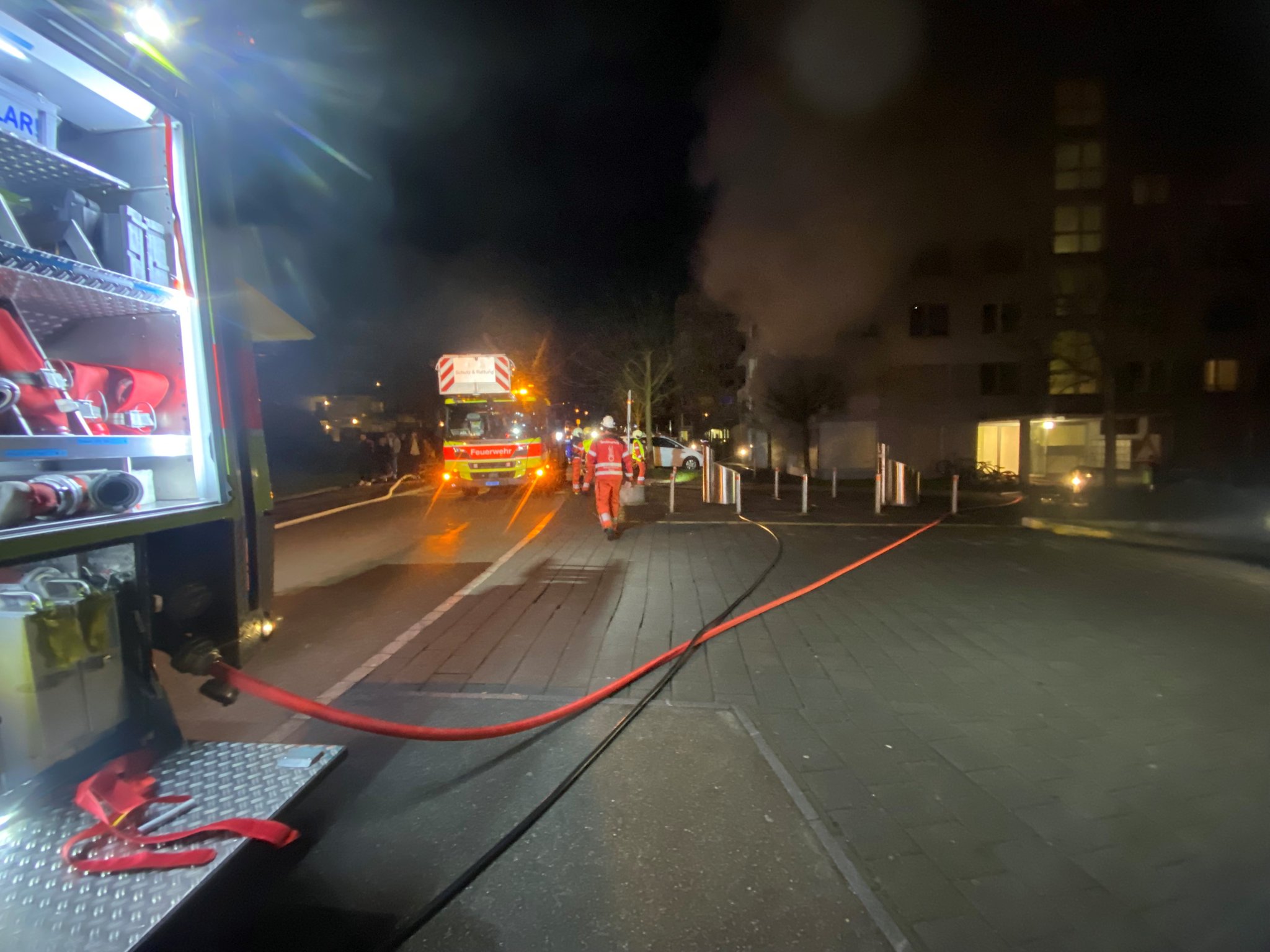 Stadt Zürich – Feuer bricht in Keller von Mehrfamilienhaus aus