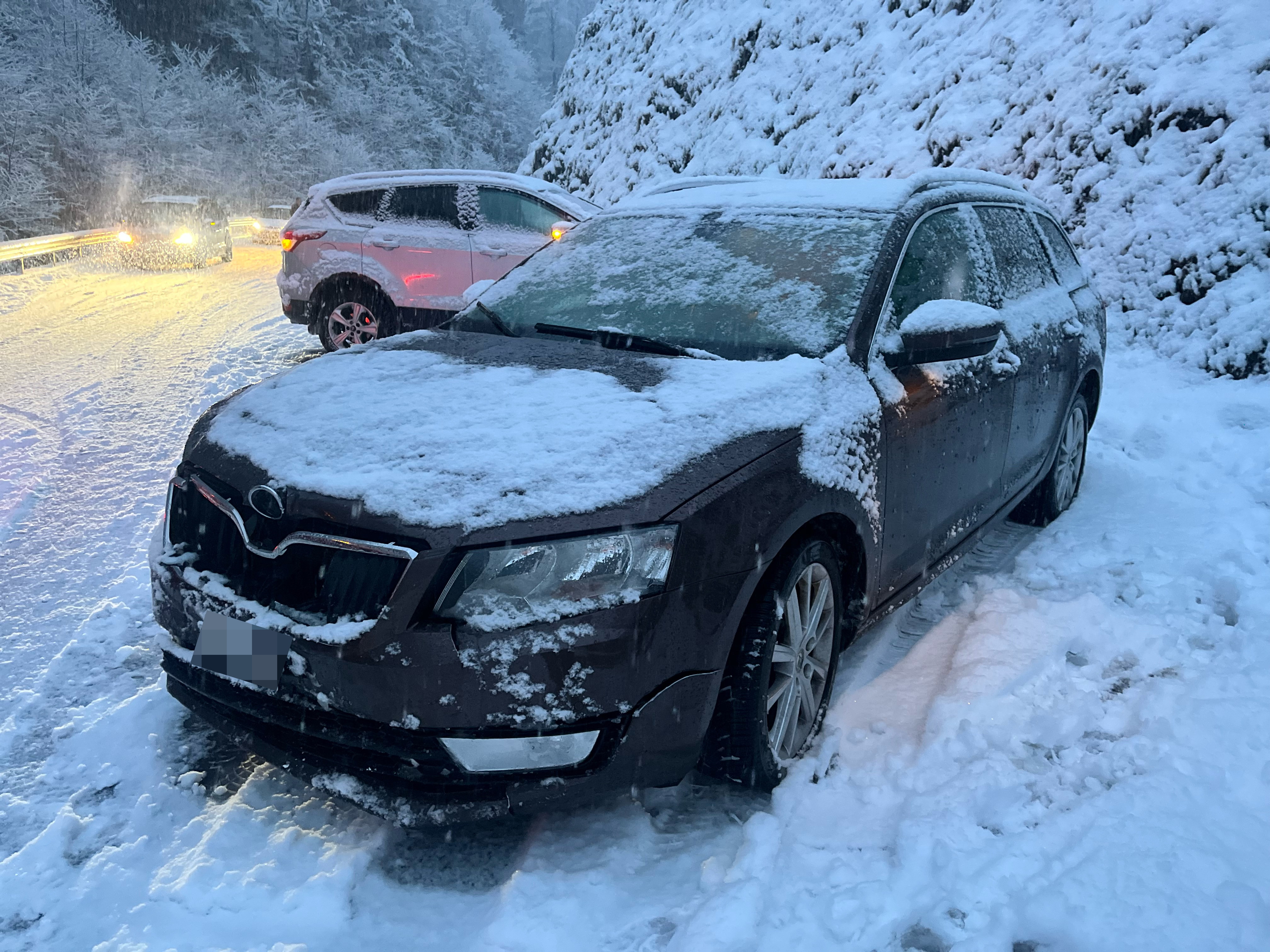 Gams SG – Zwei Unfälle auf vereister Fahrbahn