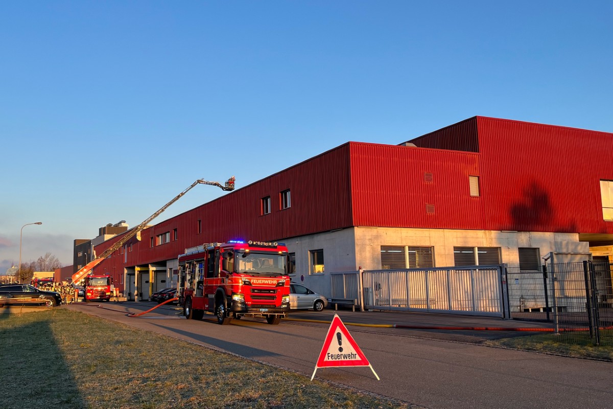 Thal SG - Brand auf Dach eines Gewerbegebäudes