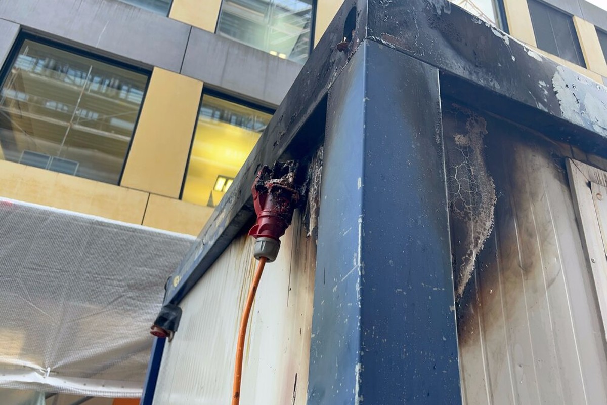 Satdt St. Gsllen - Baucontainer gerät in Brand