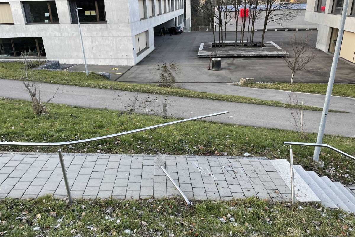 Pfäffikon SZ - Unfall endet in Schulhauseingang