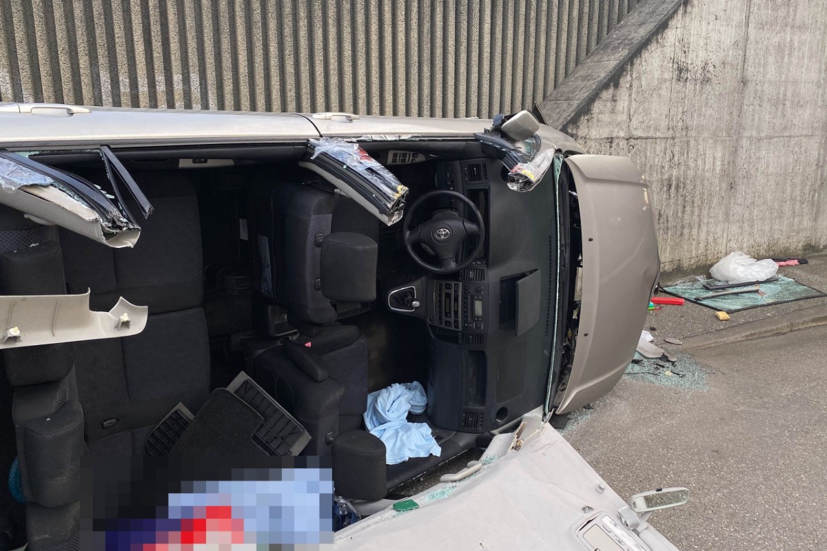 Beim Unfallauto musste man das Dach aufschneiden.