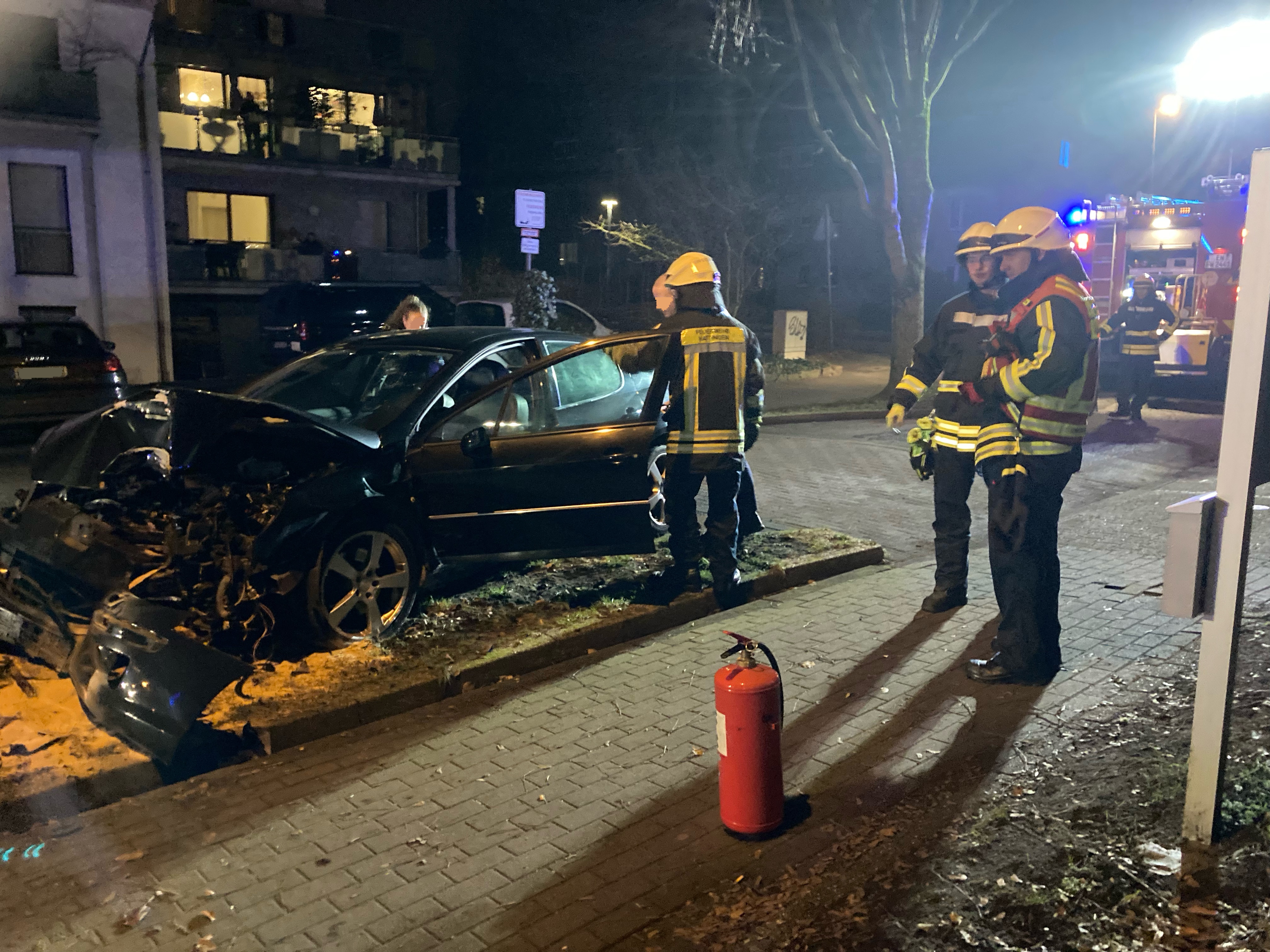 Hattingen – PKW prallt frontal gegen Baum