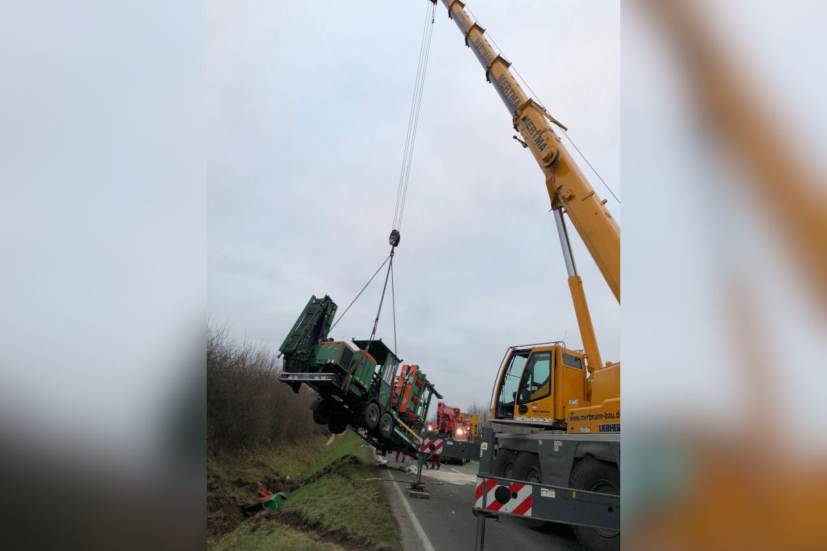Schwerer Lkw-Unfall auf der B474 in Dülmen - Fahrer kommt mit Verletzungen ins Krankenhaus