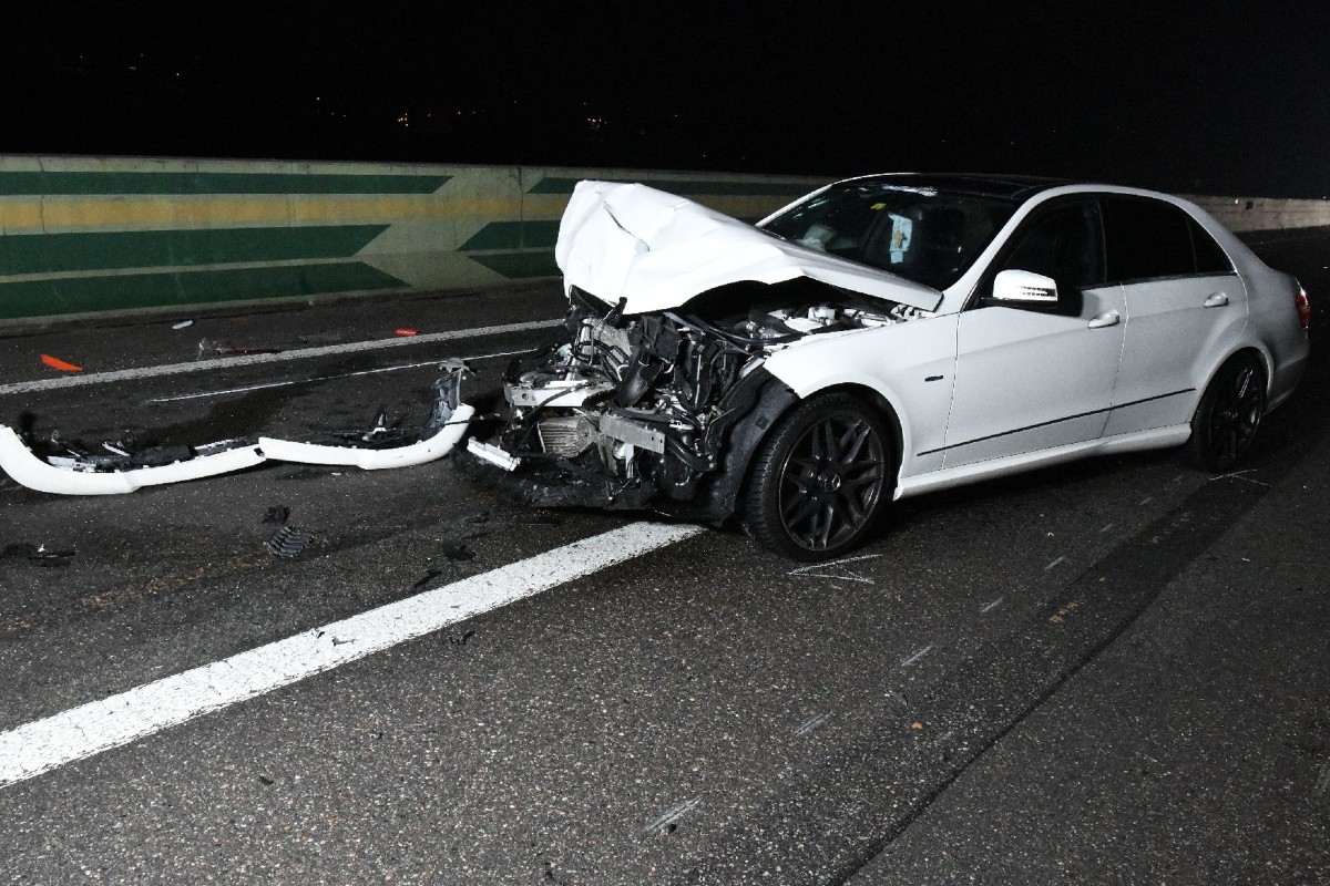 Flüchtendes Fahrzeug baut Unfall auf der A2.