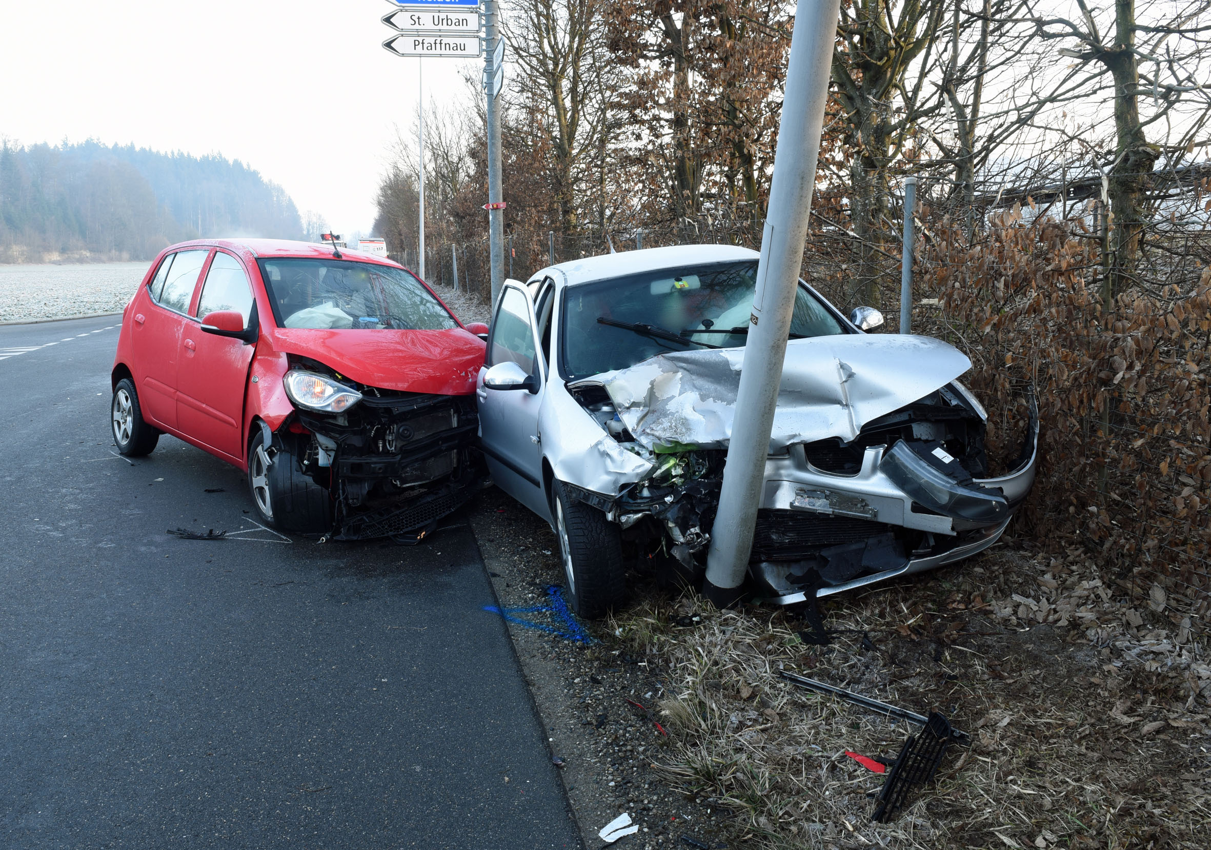Fahrzeuglenkerin nach heftiger Kollision auf Brittnauerstrasse verletzt