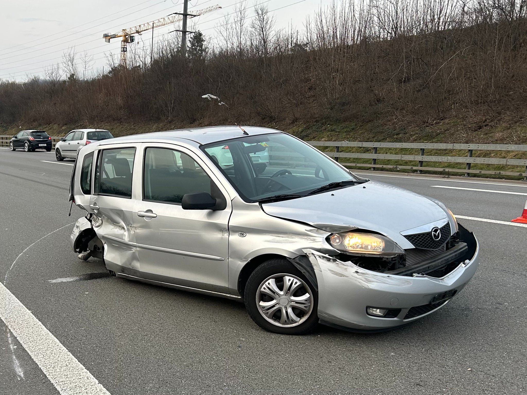 Nach Kollision auf der A1 über Fahrbahn geschleudert