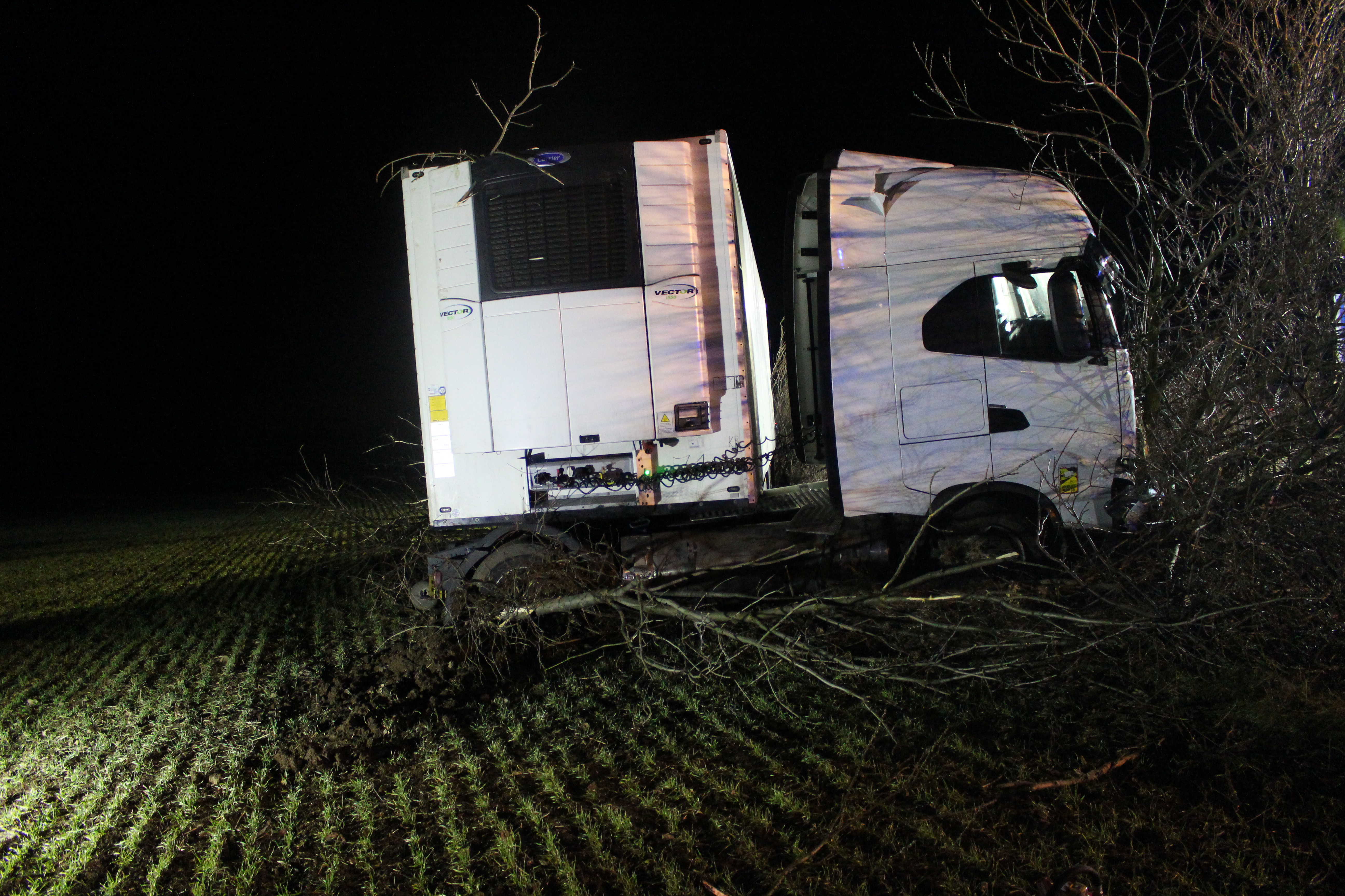 LKW macht Ausflug ins Grüne auf der A4