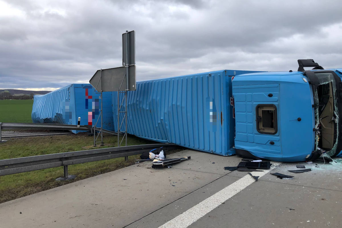 Lkw auf der A38 zu weit abgefahren und umgekippt