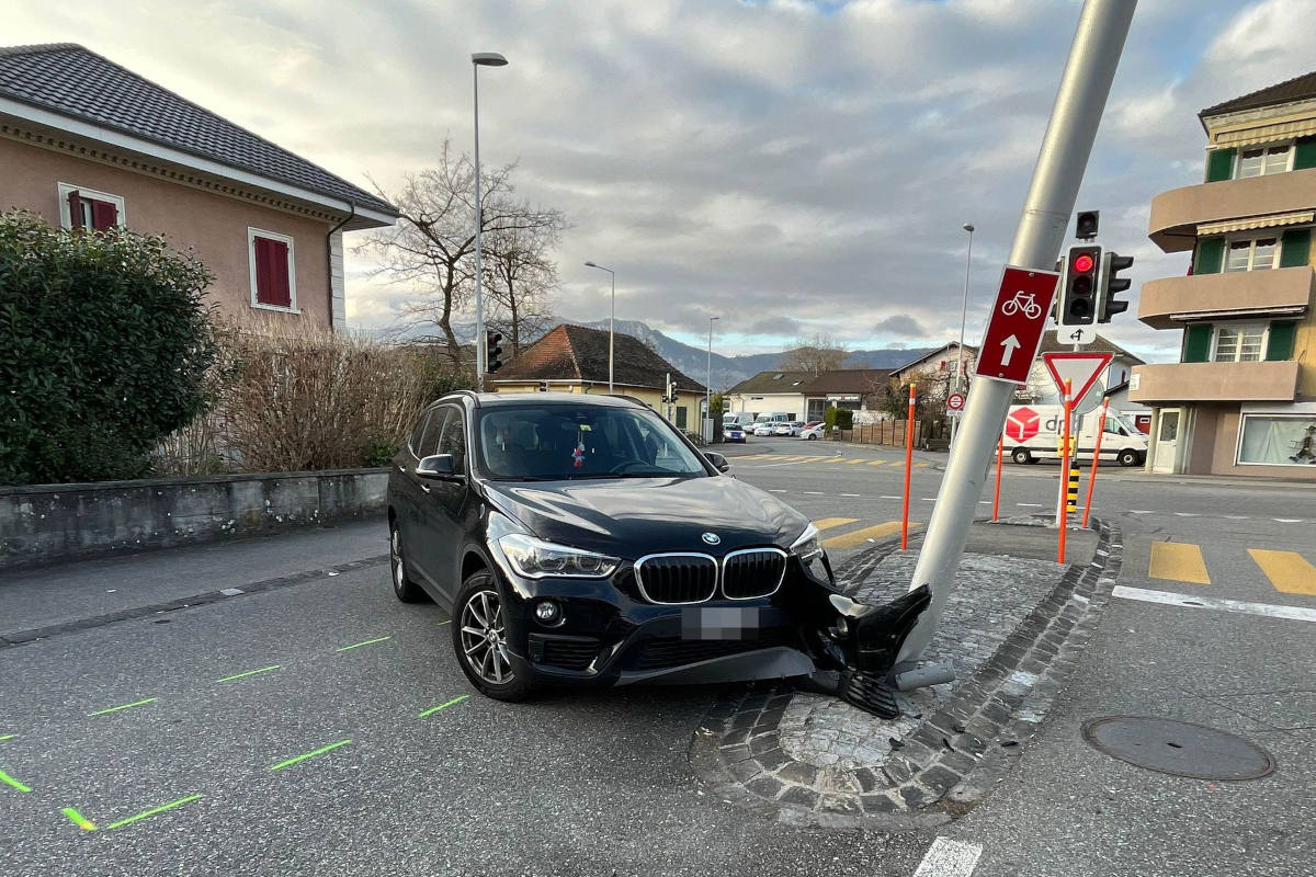 Derendingen SO: Mit Auto in Lichtkandelaber geprallt