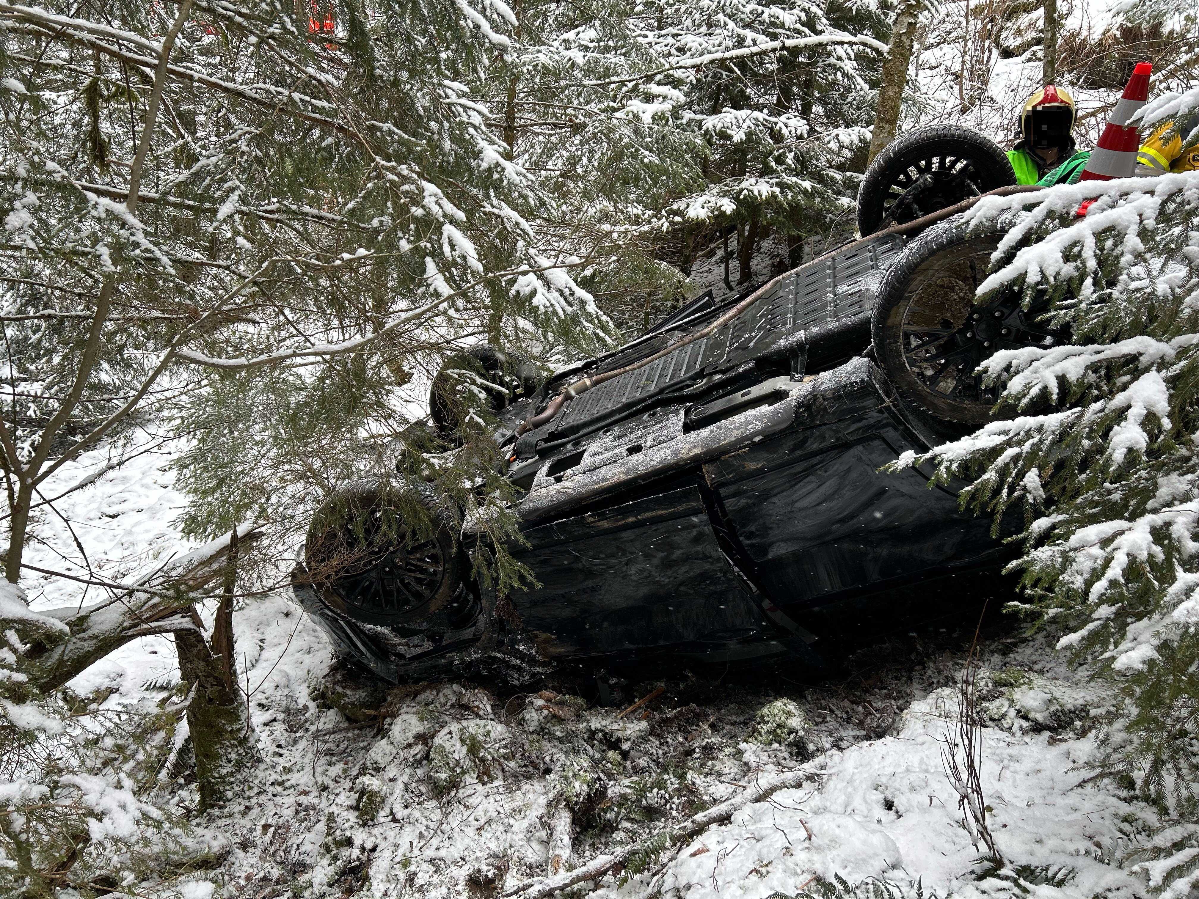 Trachslau SZ – Auto stürzt Abhang hinunter – Mutter und Baby bleiben unverletzt