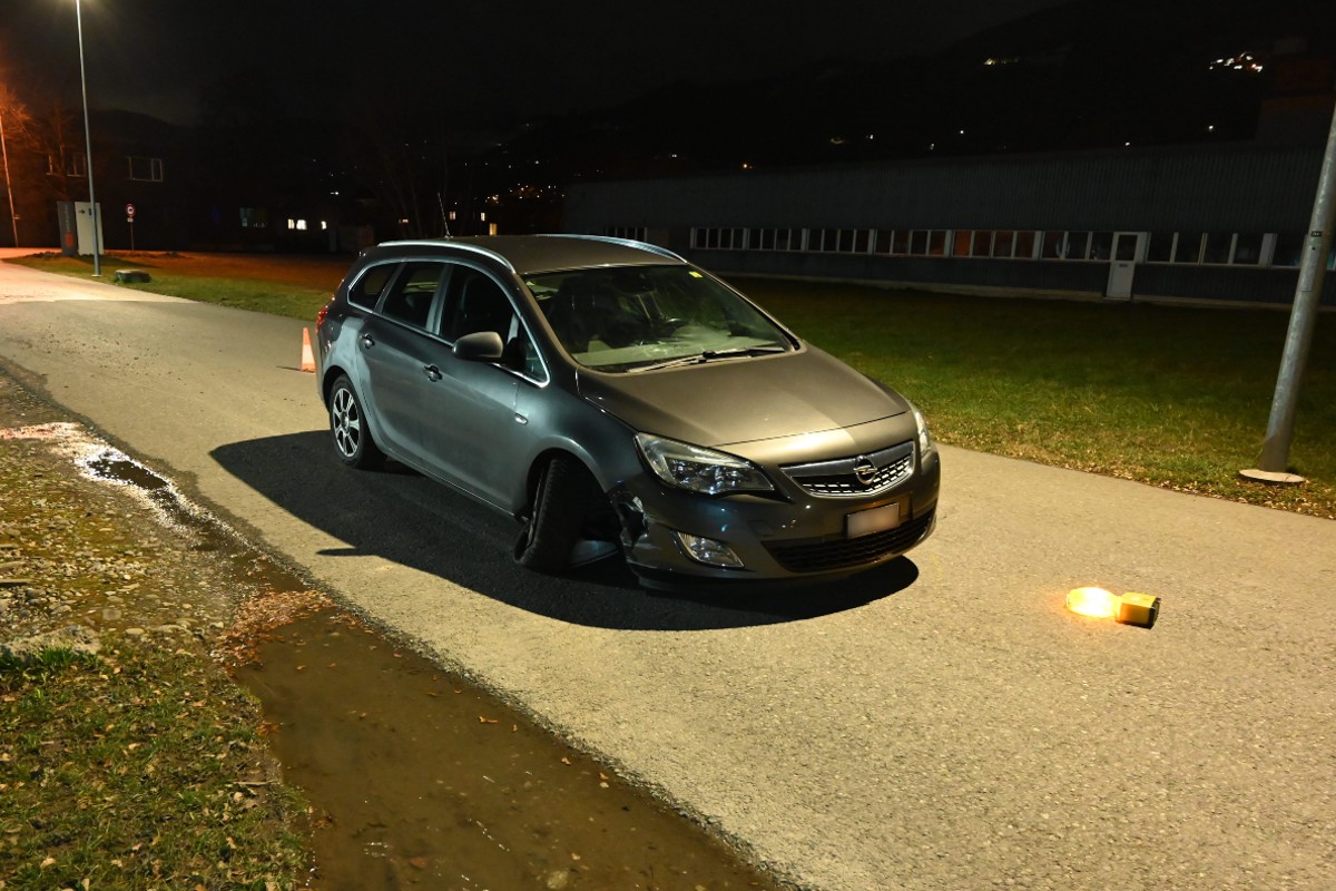 Rebstein SG - Fahrunfähiger prallt mit Auto in Hydrant