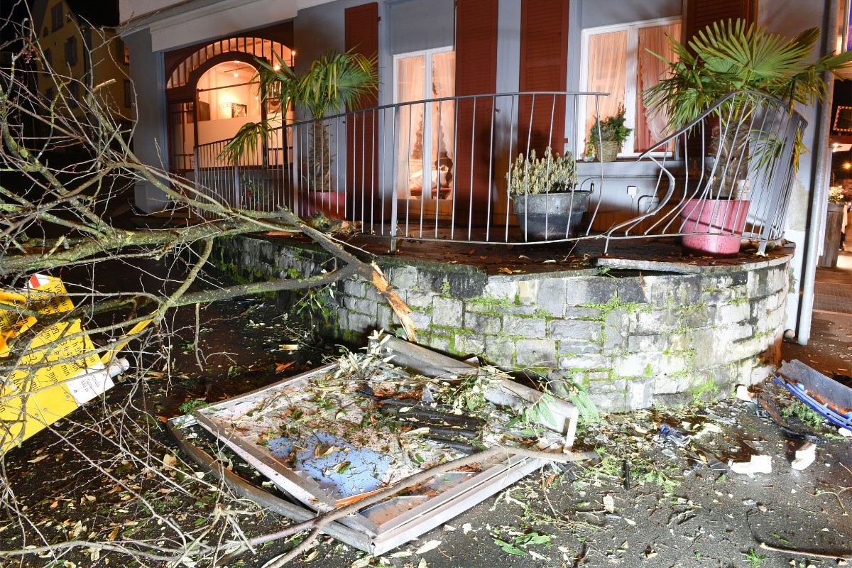 Vitznau LU - Glück im Unglück - Fahrer lediglich leicht verletzt