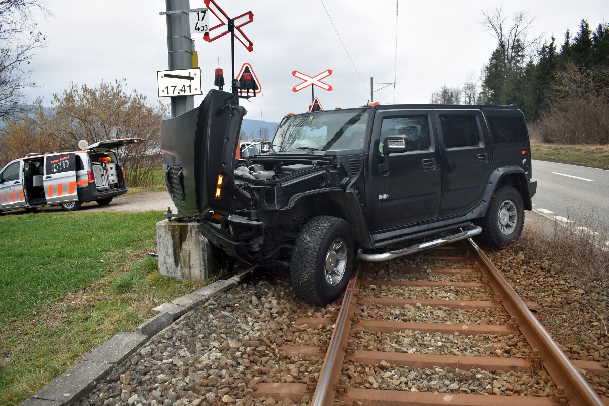 Hohenrain LU - Hummer blockiert Bahnstrecke nach Unfall