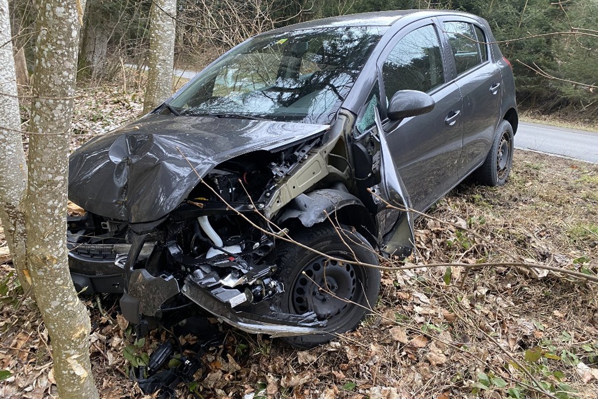 Leutwil AG - Junge Autolenkerin baut Unfall