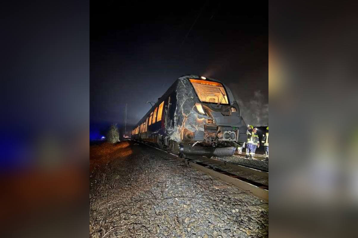 Hann. Münden: Regionalbahn erfasst Sattelzug beim Rangieren am Bahnübergang