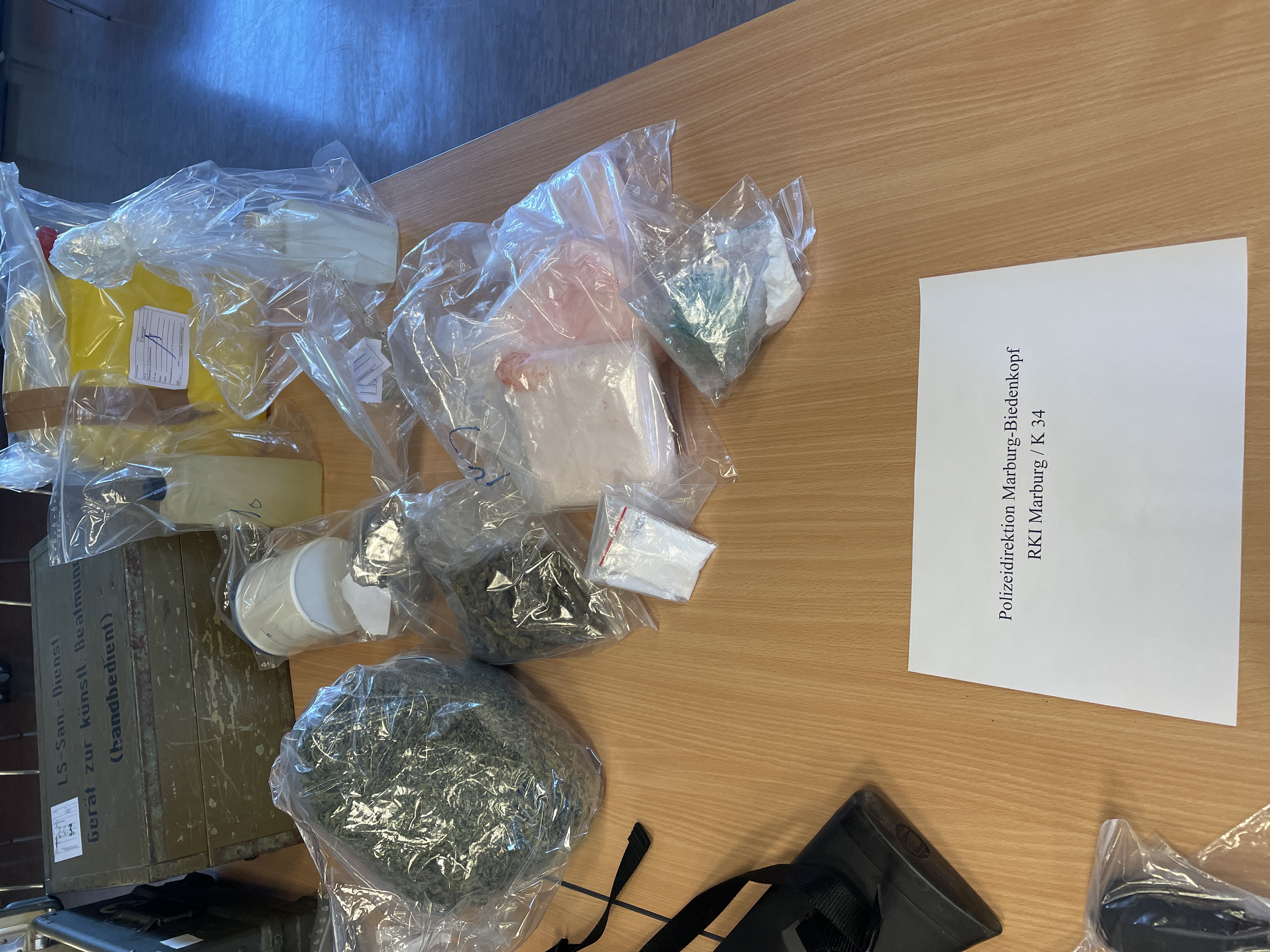 Drogen und mehrere Schusswaffen sichergestellt – Haftbefehle gegen Ehepaar erlassen