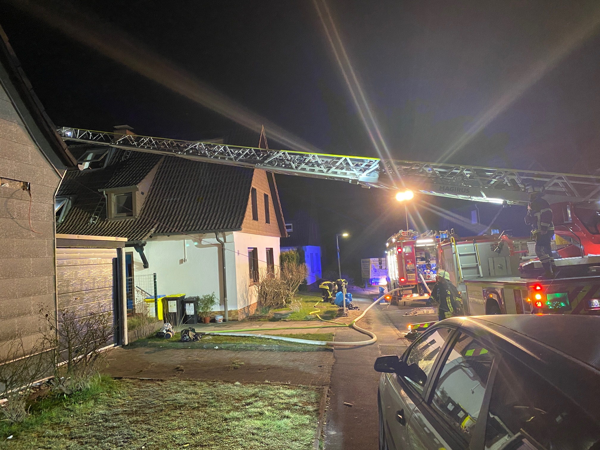 Dortmund – Die Feuerwehr konnte nach Brand zwei Katzen nur noch tot bergen