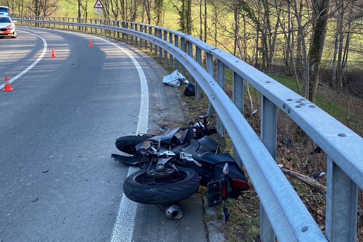 Beim Unfall in Kienberg wurde ein junger Motorradfahrer schwer verletzt.