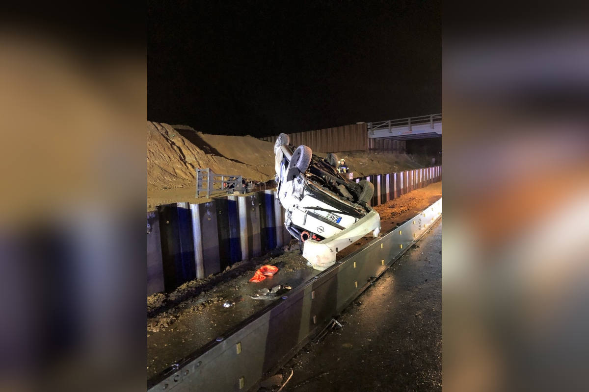 Sperrmaterial auf der A44 entfernt? – Auto stürzt mehrere Meter in die Tiefe