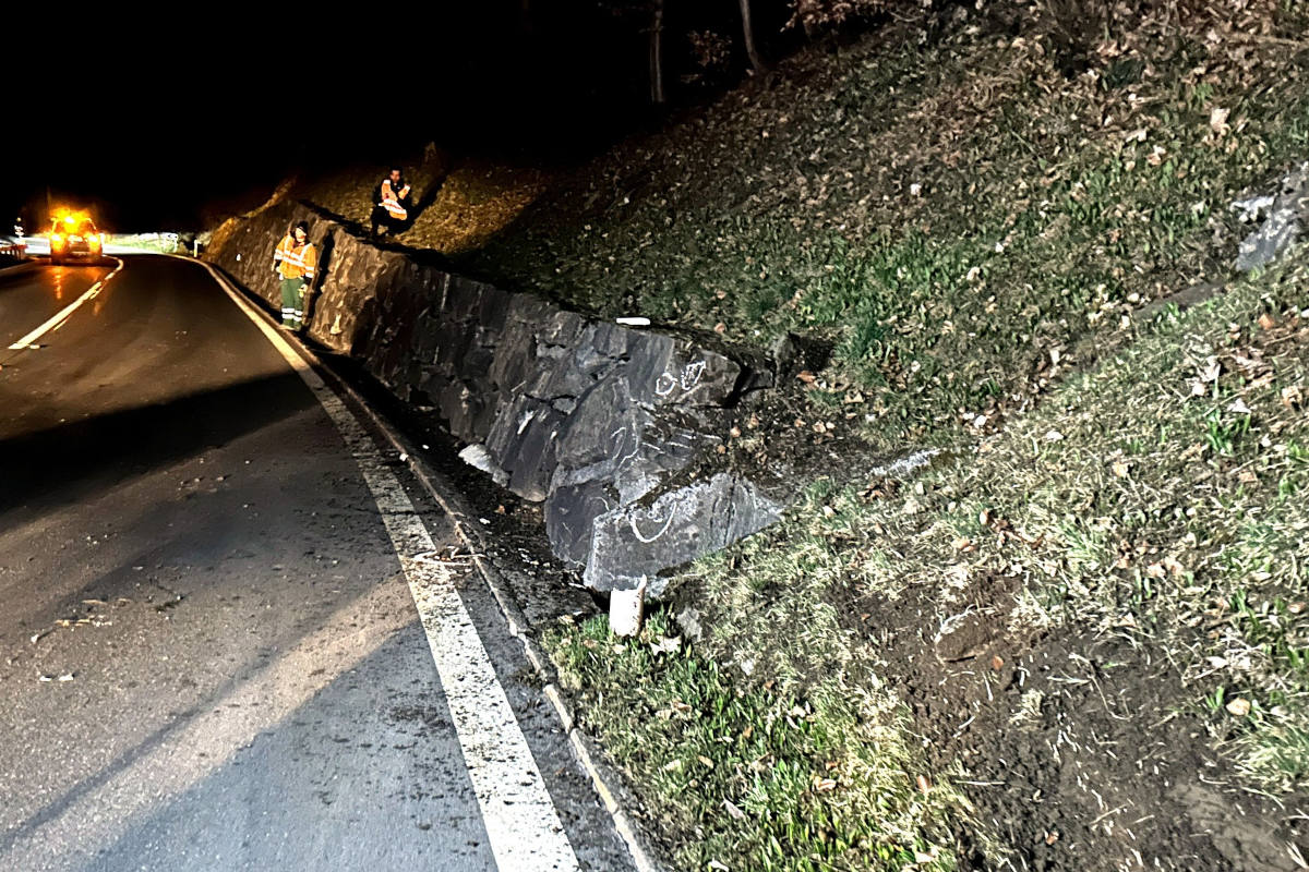 Grafenort OW: Motorrad prallt in Stützmauer und anschliessend in Leitplanke