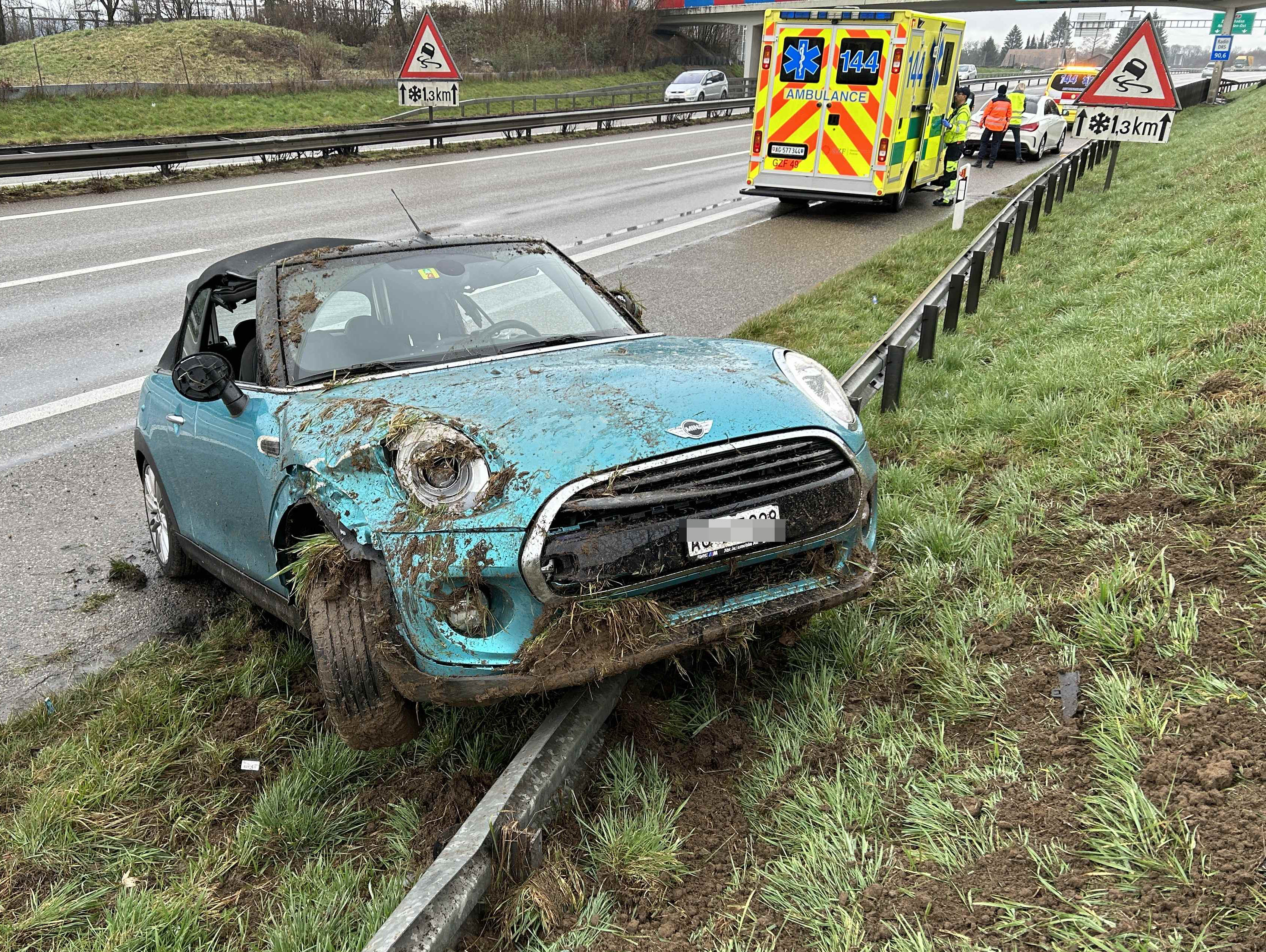 19-Jähriger kracht mit Mini auf der A3 in Mercedes und überschlägt sich