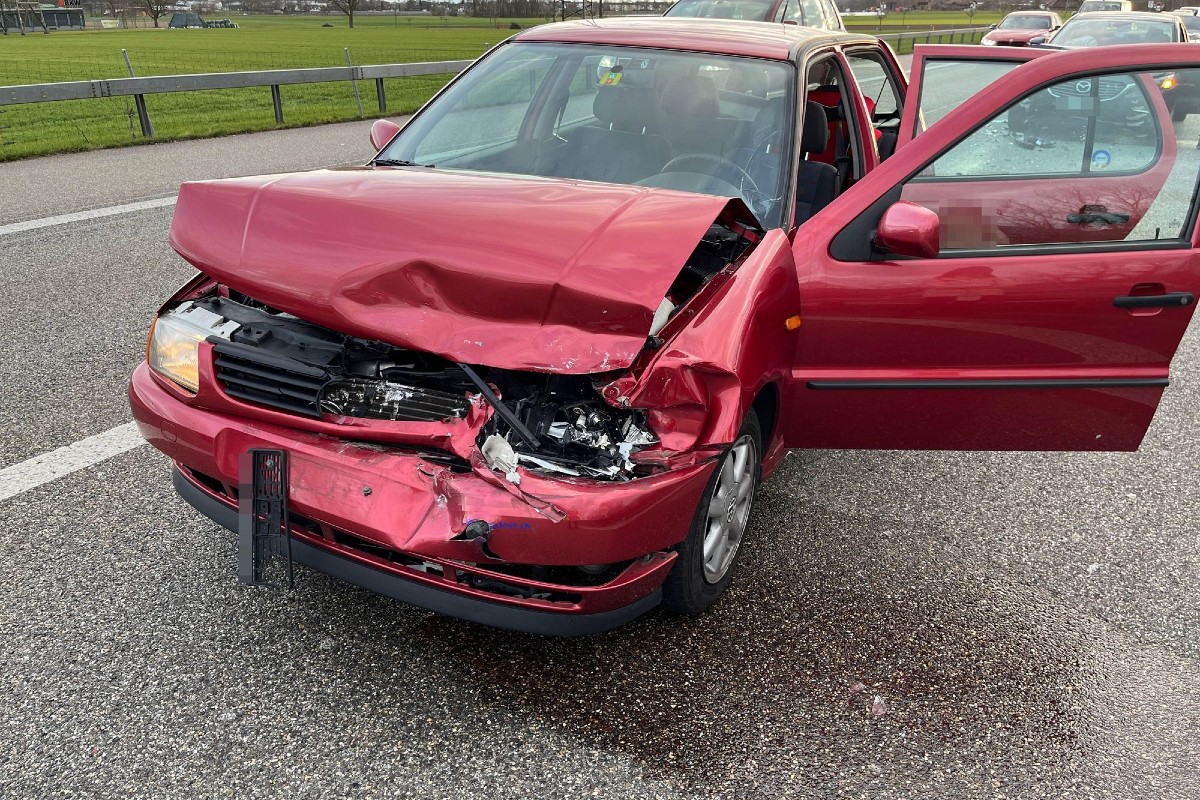 Drei Fahrzeuge in Unfall verwickelt.